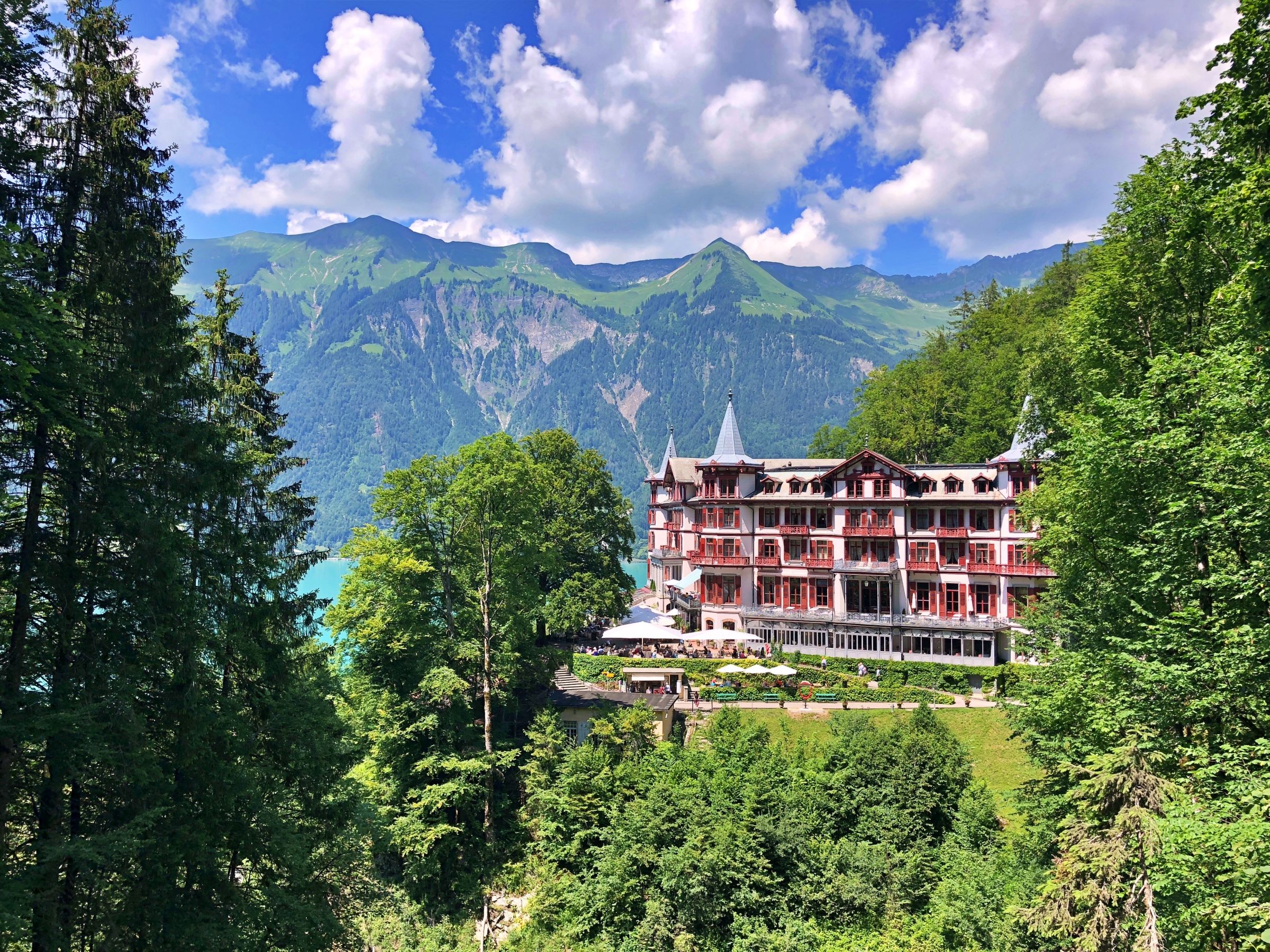 Giessbach Hotell i Berner Oberland med berg och sjö