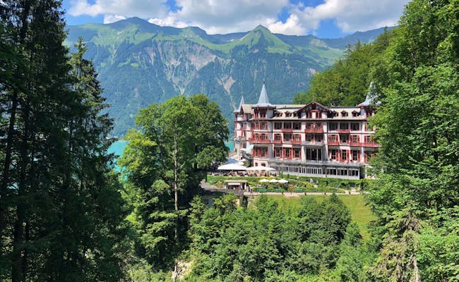 Hotel Giessbach di Danau Brienz: hotel Alpen romantis dikelilingi oleh pegunungan dan alam, cocok untuk pecinta alam.