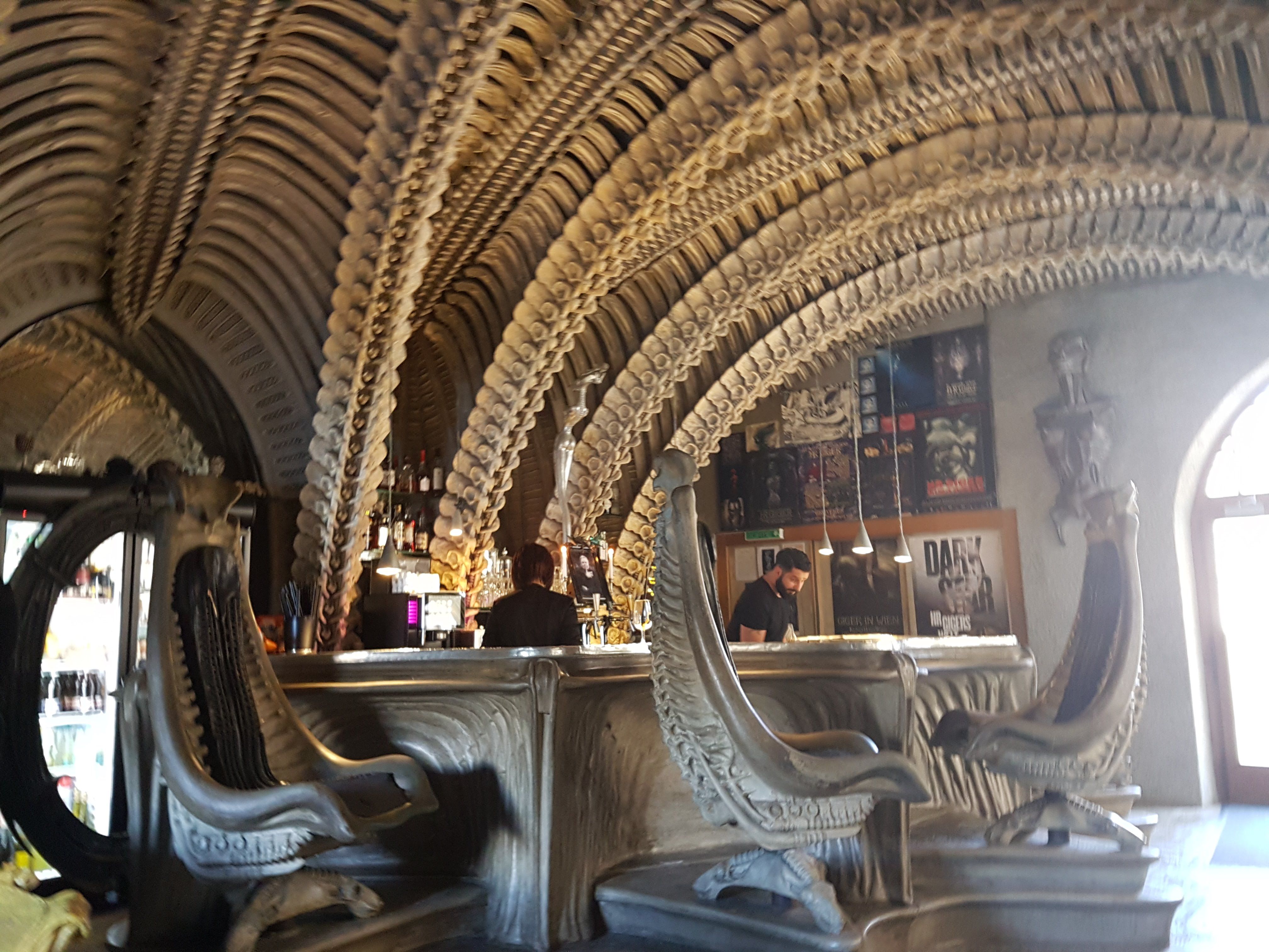 GigerBar di Basel menampilkan keju dan cokelat dalam suasana yang unik.