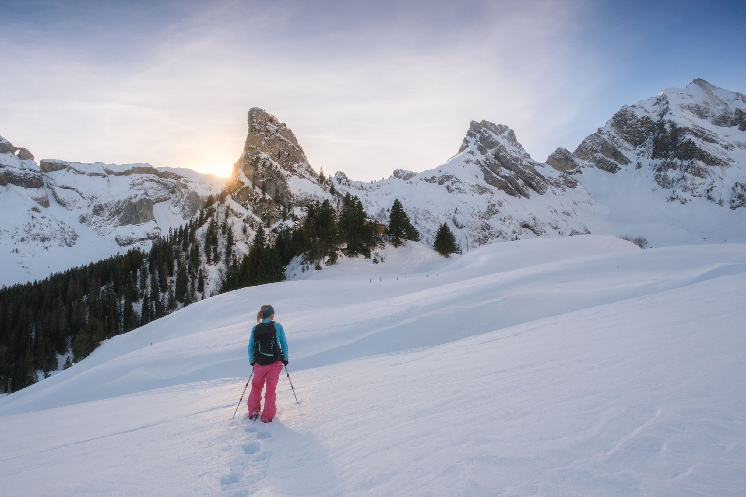 Snöskovandring i Sanna, upplev de snötäckta bergen och den charmiga vinterlandskapet.