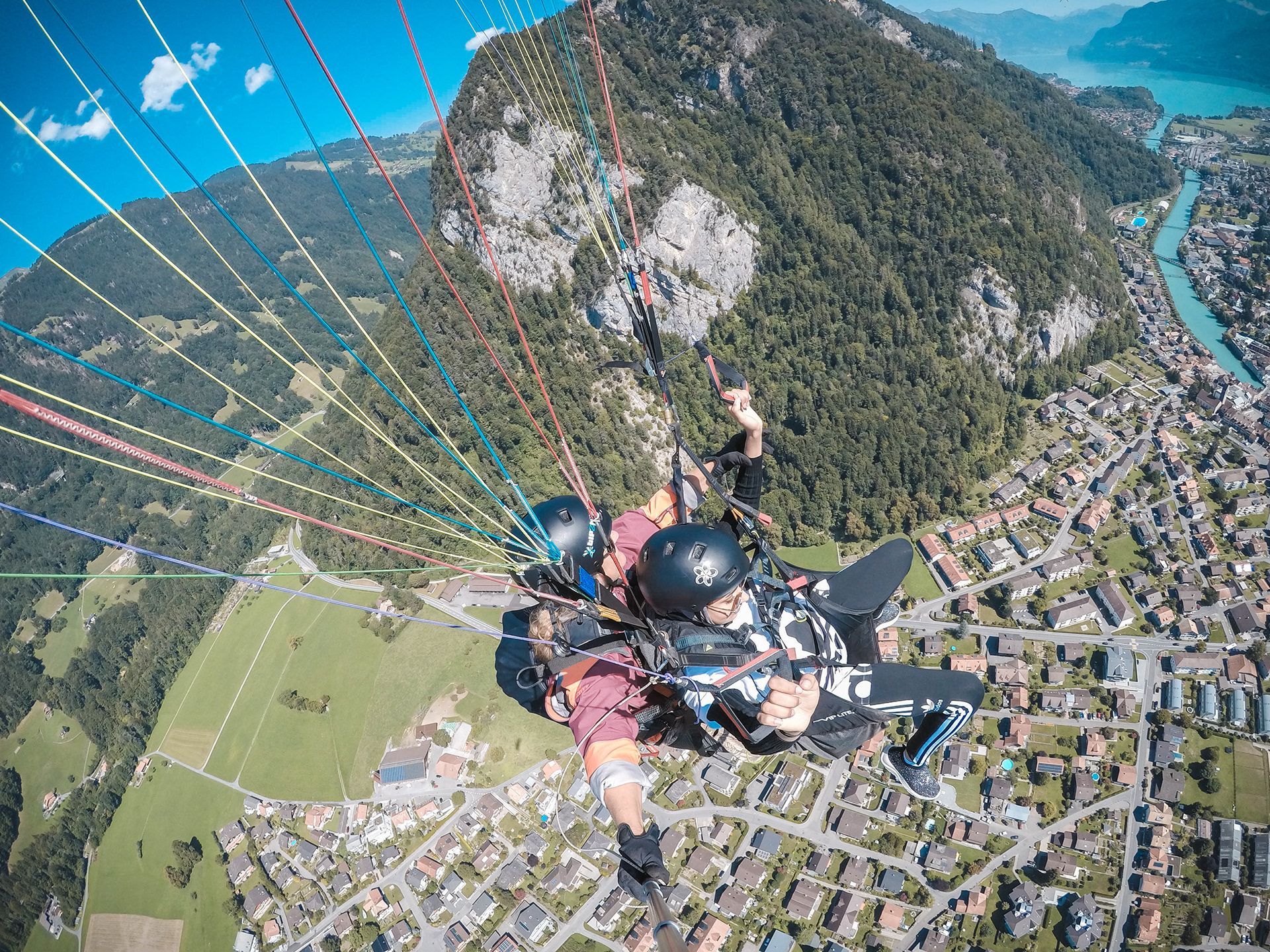 Voo de parapente em Berna, o piloto voa sobre a cidade e a paisagem