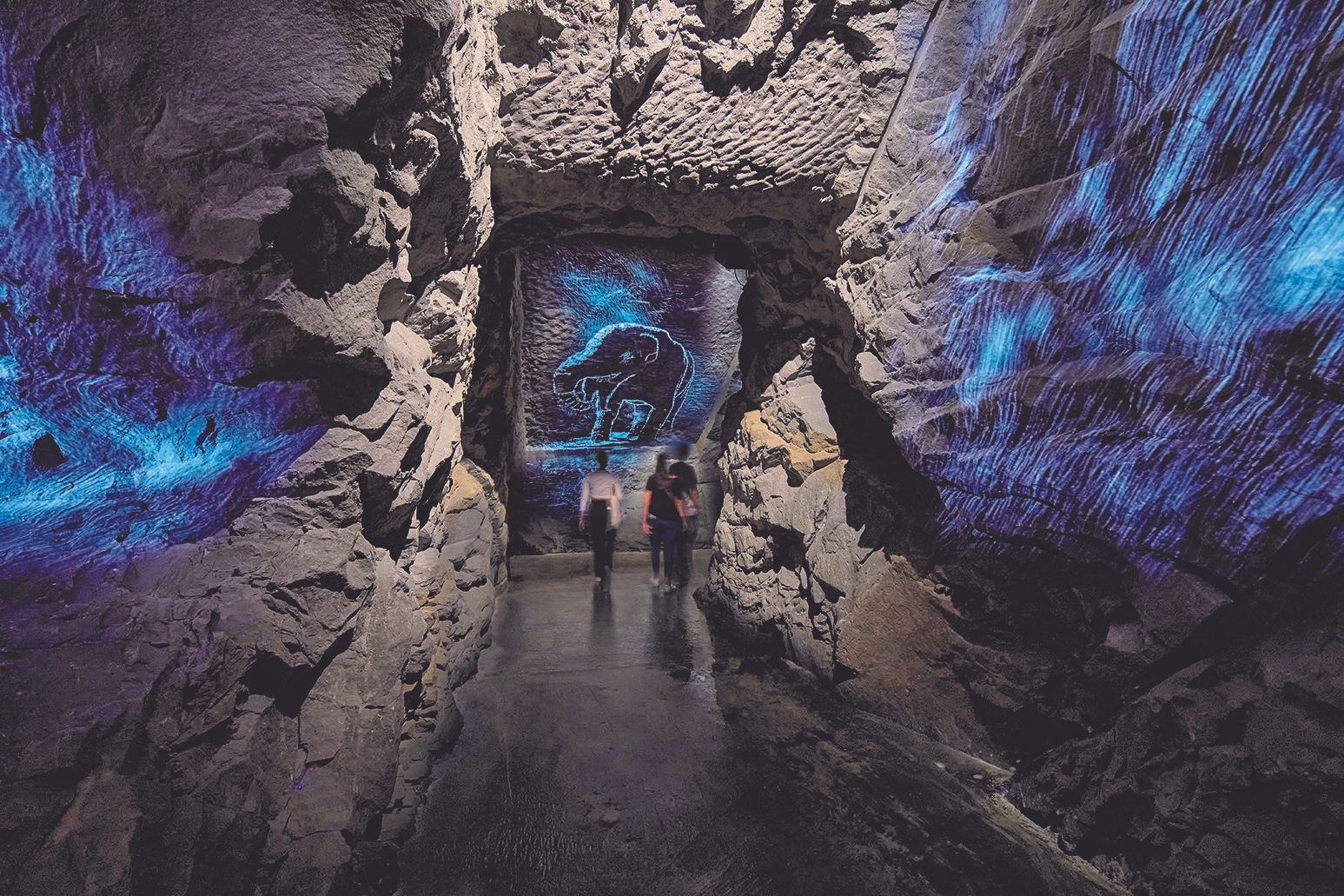 Projeksi Dunia Batu: Temui pembentukan batu yang menakjubkan dan permainan cahaya di dunia batu Taman Gletser.