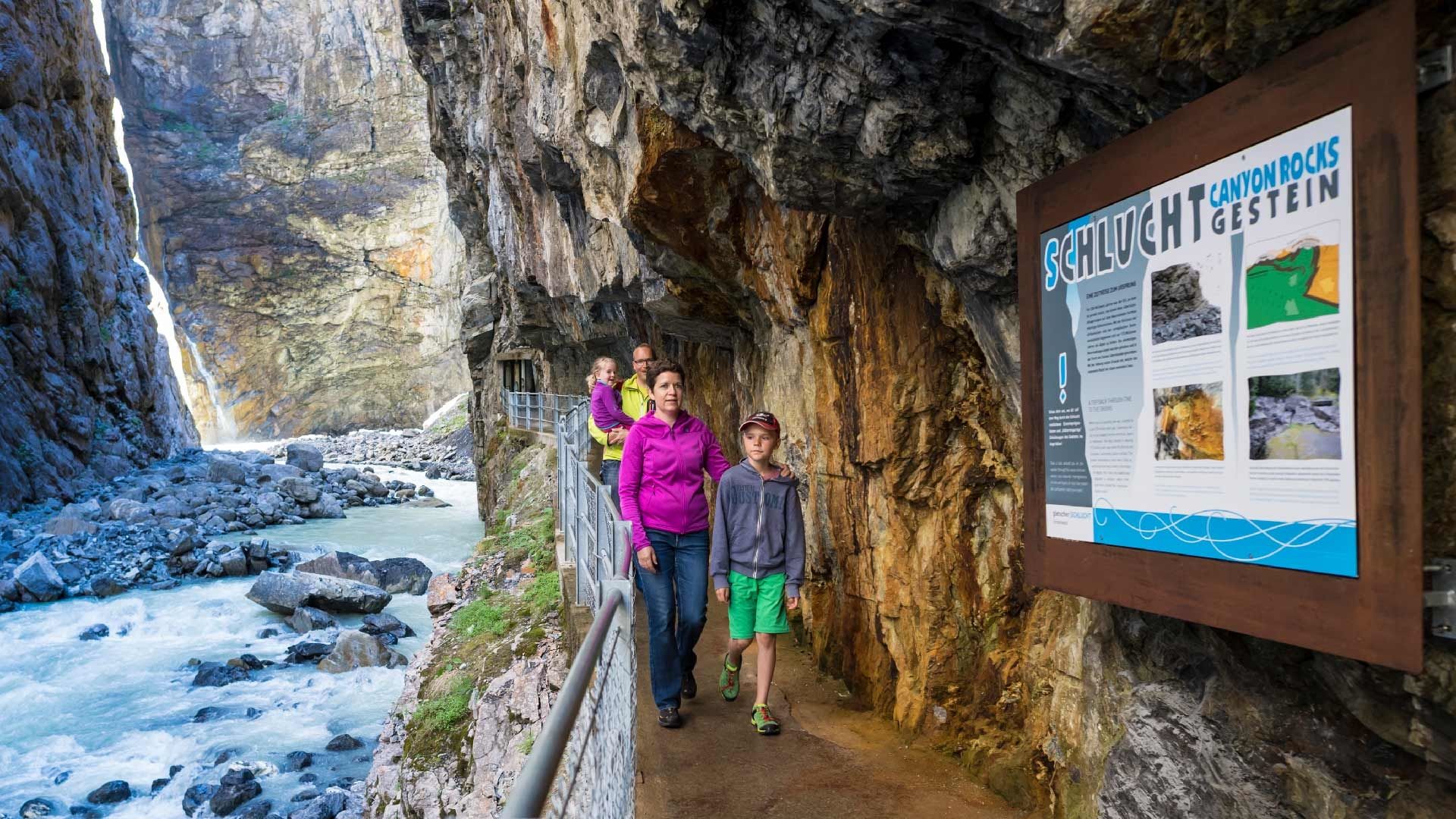 ग्लेशियर घाटी ग्रिंडेलवाल्ड ट्रेकर्स और झरना के साथ