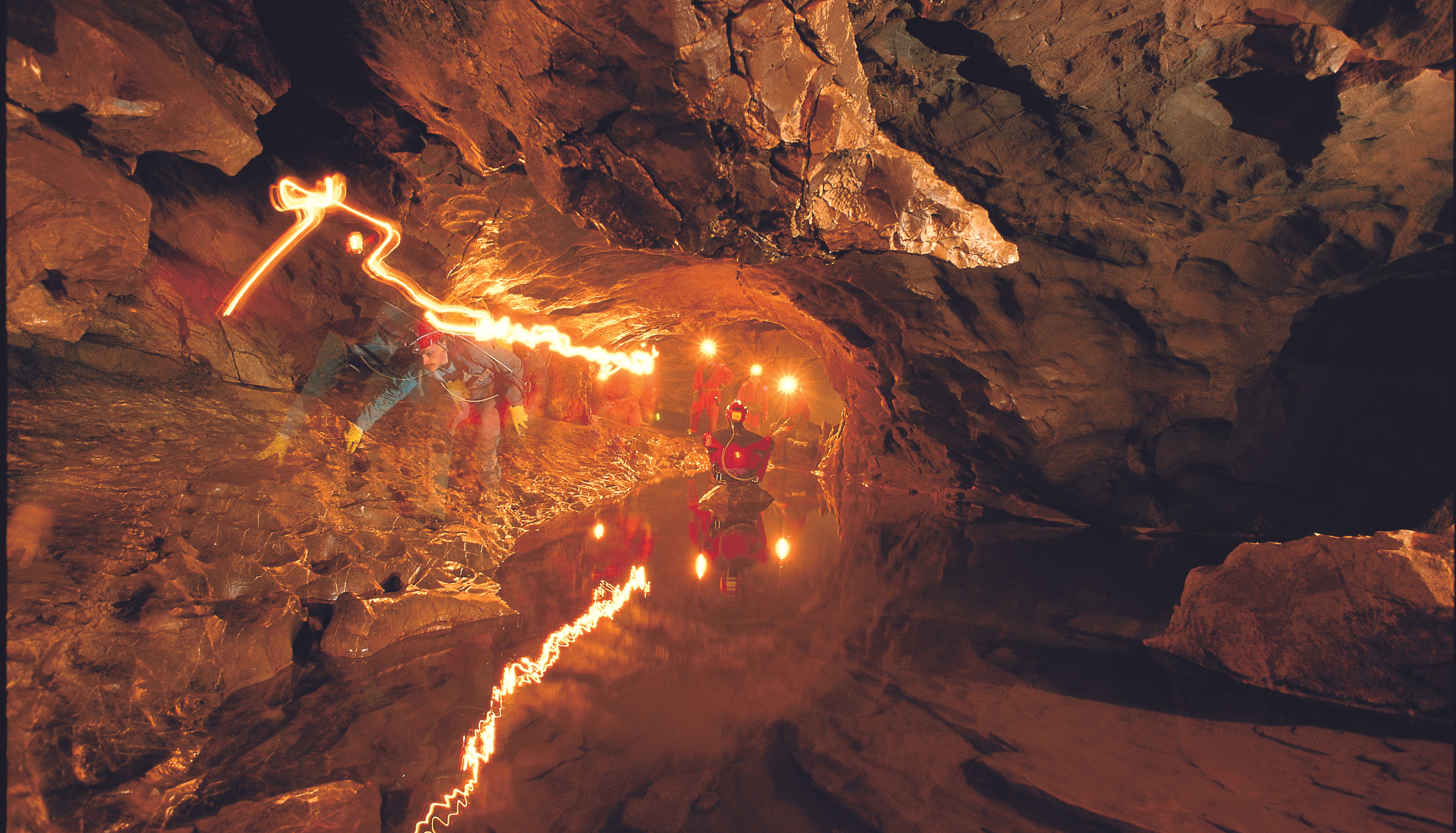 Holloch výprava s projekcí světla v podzemní vodní ploše