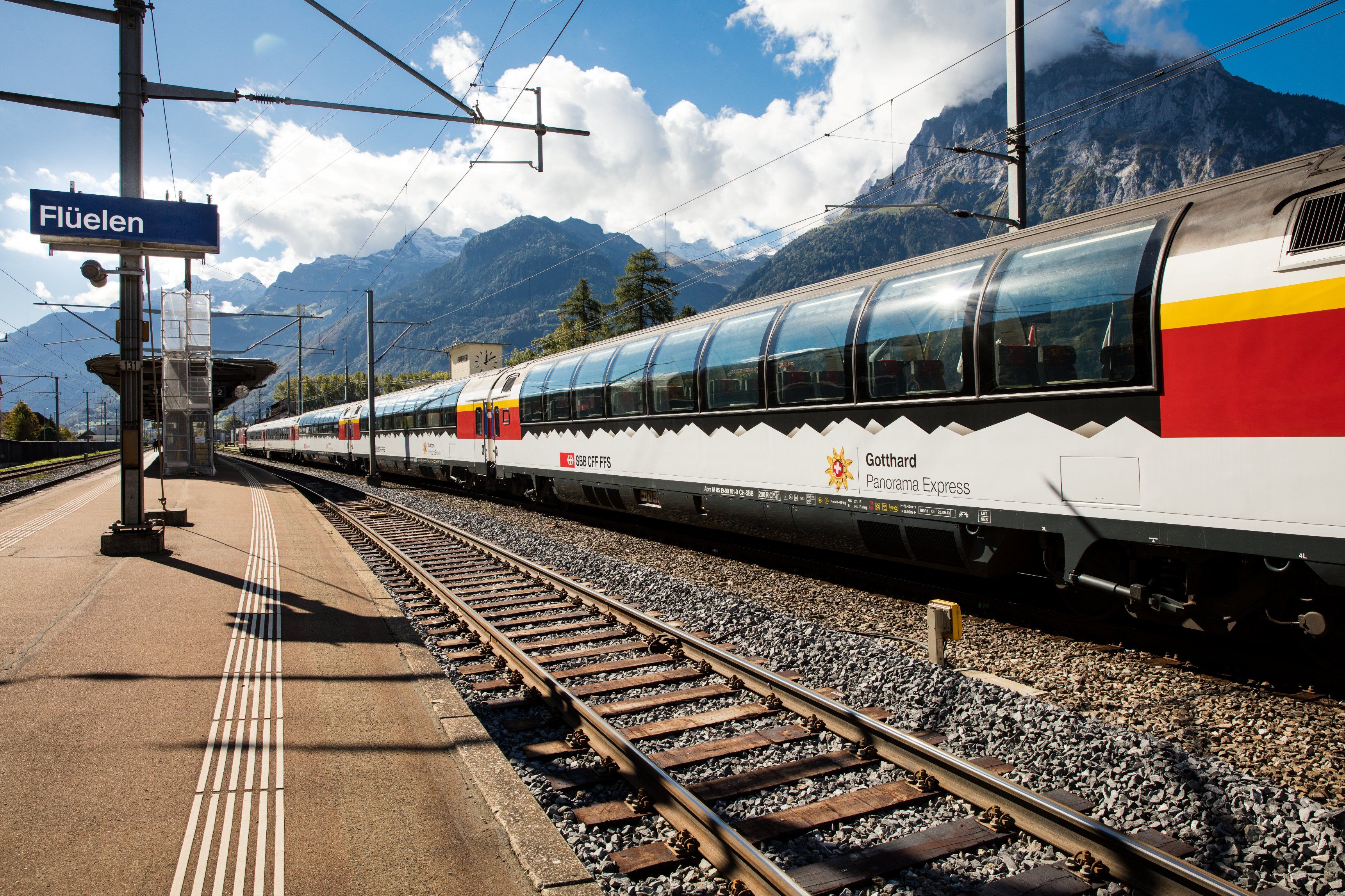 Gotthard Panorama Express : découvre le voyage en train pittoresque à travers les Alpes suisses à Fluelen.