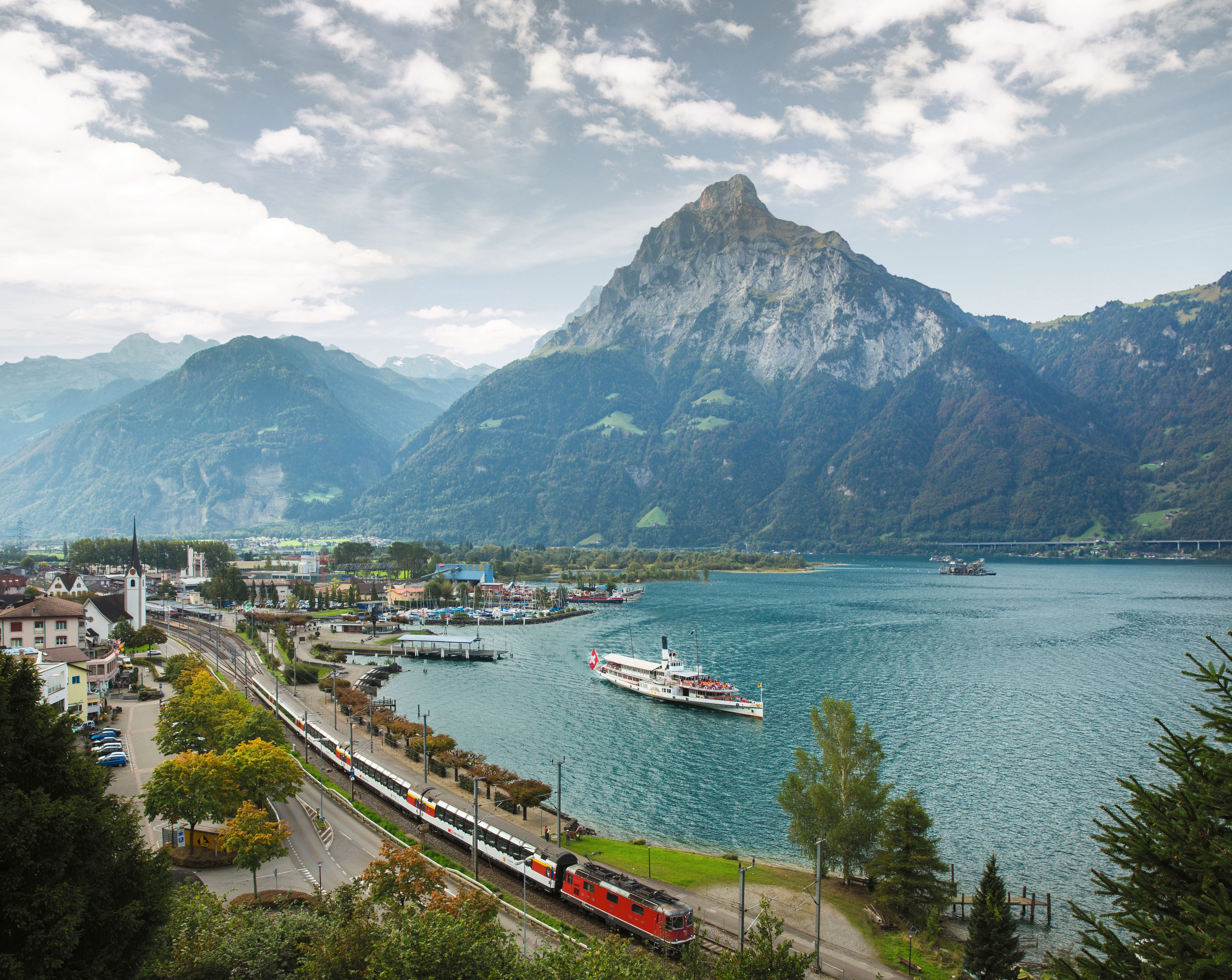 Gotthard Panorama Express : paysage pittoresque avec montagnes, lac et voyage en train en été.