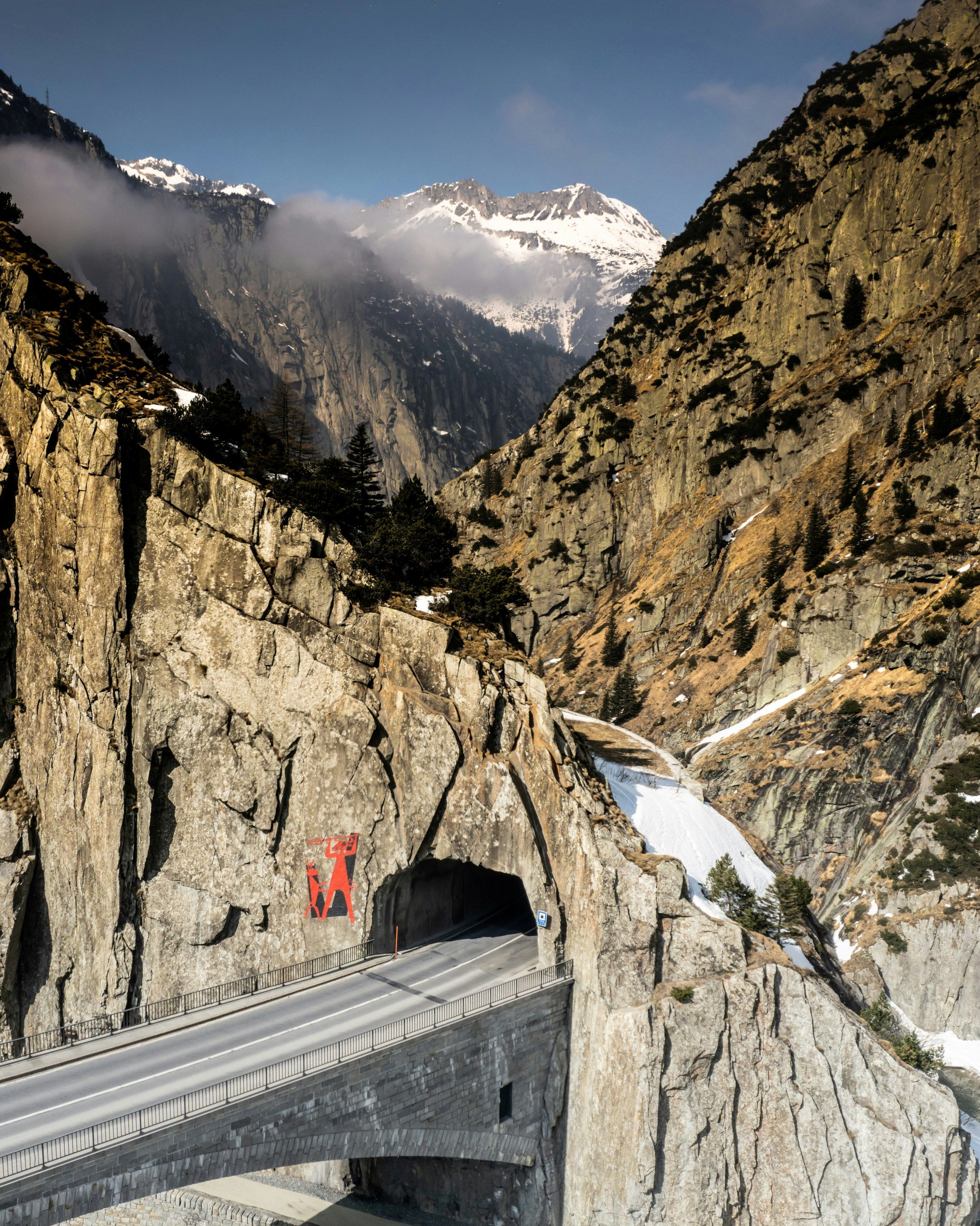 गोशेनन: शानदार सुरंग प्रवेश द्वार शानदार पर्वतों और चट्टानों से घिरा हुआ, साहसिक और अन्वेषण के लिए आदर्श।