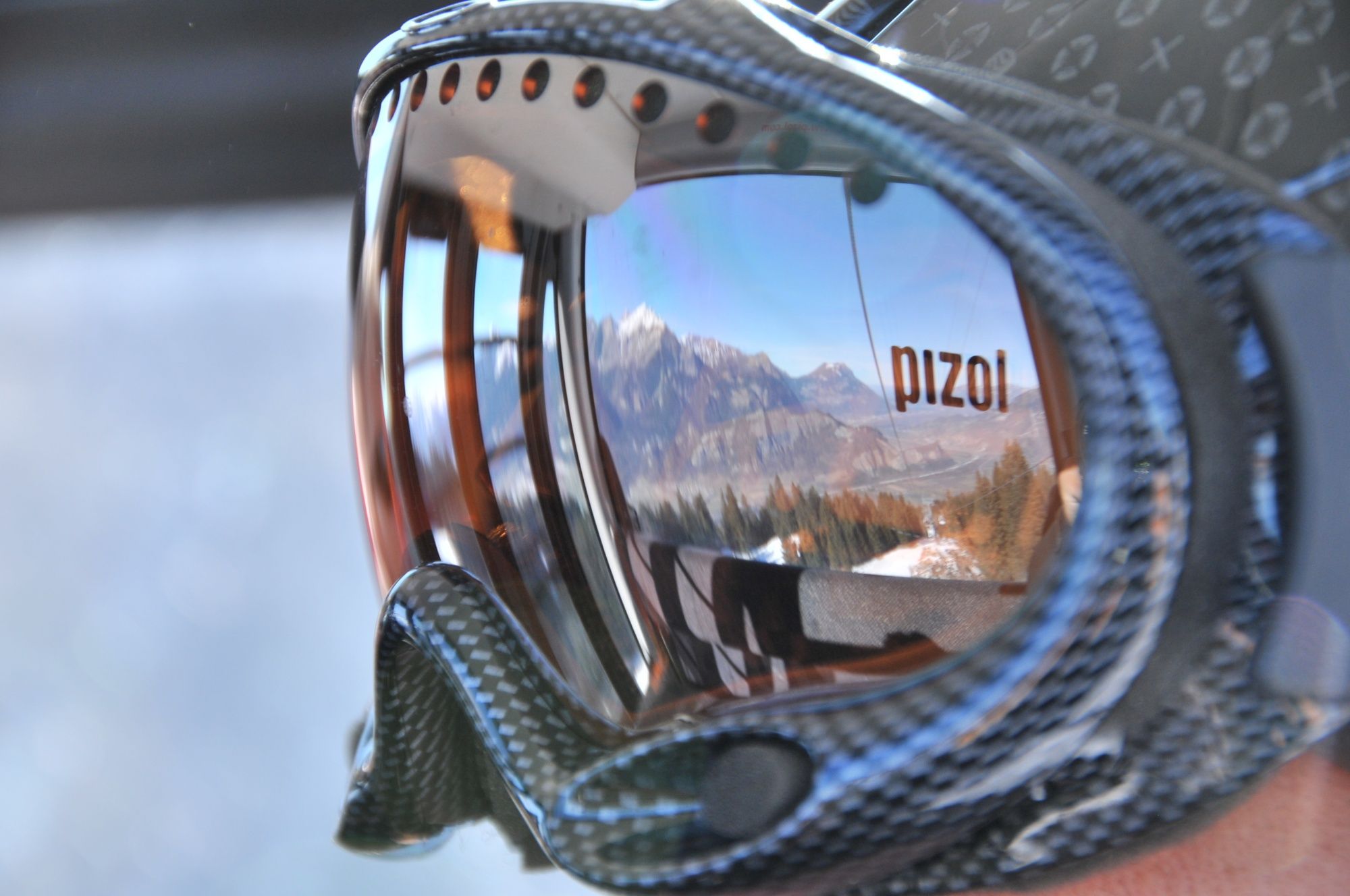 Kolejka linowa Pizol z widokiem na zimowy krajobraz górski i imponujące szczyty.