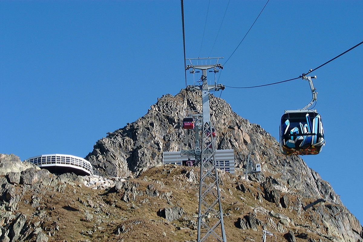 El teleférico Moosfluh atraviesa el paisaje montañoso de Bettmeralp