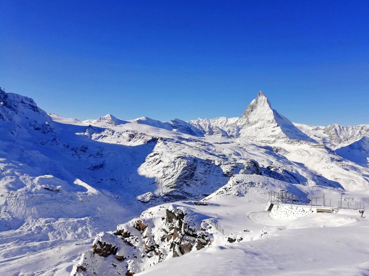 Gornergrat vinter med Matterhorn, snedækkede landskaber, strålende blå himmel.