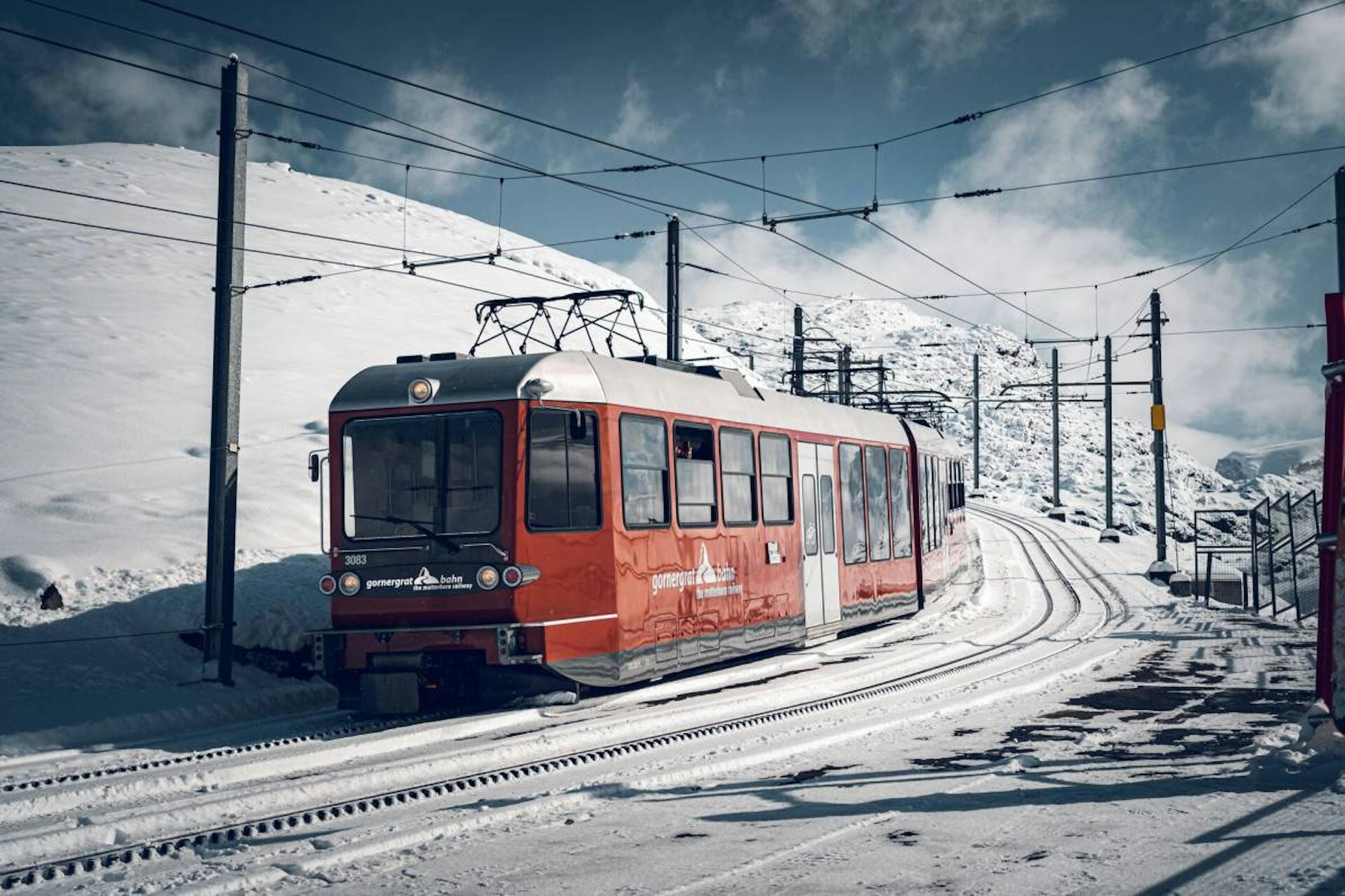 Gornergratbahn ในฤดูหนาว วิ่งผ่านภูมิประเทศที่ปกคลุมไปด้วยหิมะ。