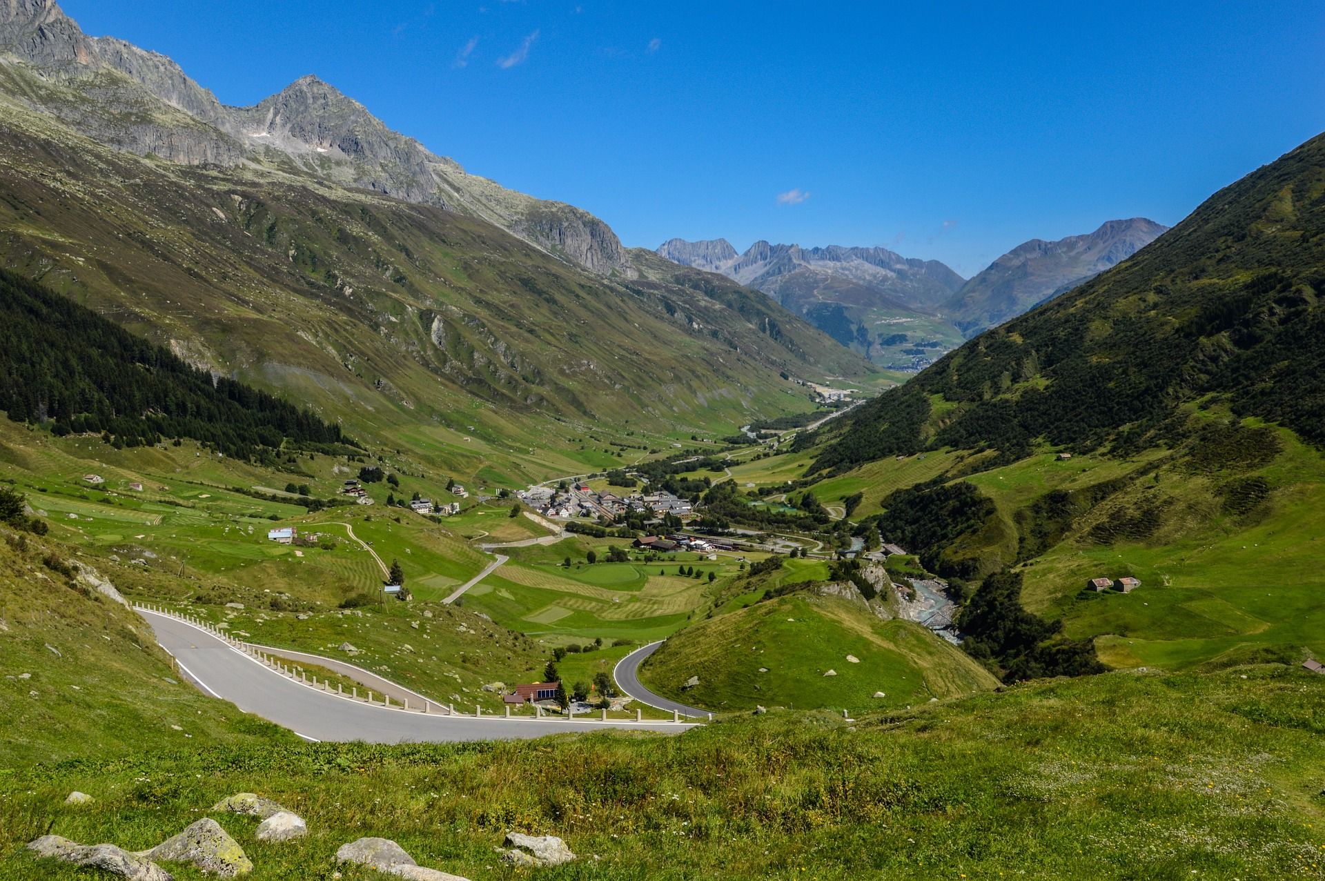 Gotthard Pass: ทิวทัศน์ที่สวยงามของหุบเขาพร้อมทุ่งหญ้าเขียวขจีและภูเขา เหมาะสำหรับการเดินป่า
