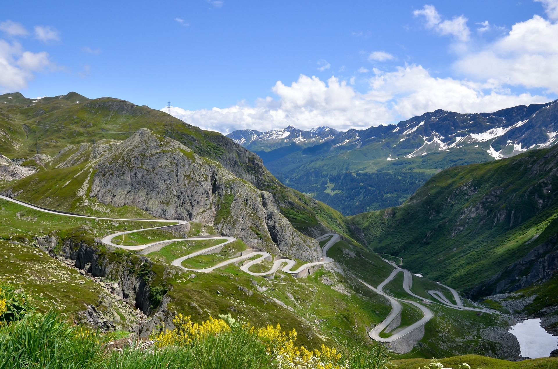 Gotthard Pass: ทิวทัศน์ที่น่าทึ่งของเส้นทางที่มีโค้งในเทือกเขาแอลป์สวิสในฤดูร้อน
