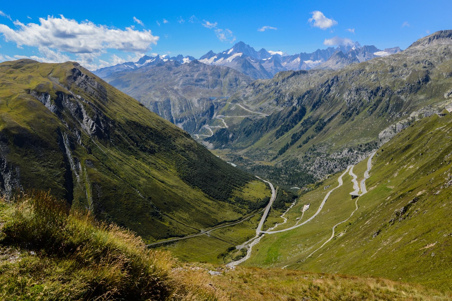 Pass Gotthard: ทิวทัศน์แอลป์ที่น่าทึ่งกับถนนและภูเขาในสวิตเซอร์แลนด์.