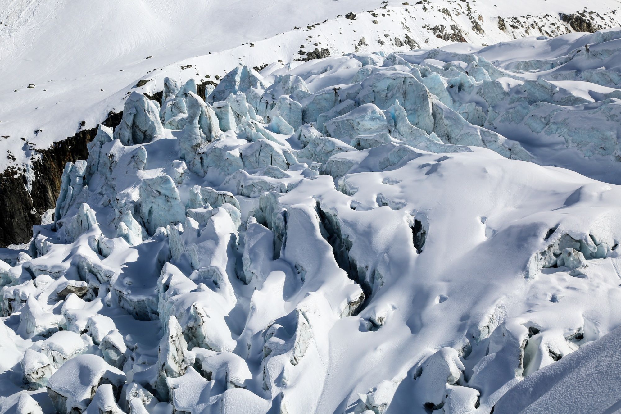 Mer de Glace mit schneebedeckten Gletscherspitzen bei Chamonix