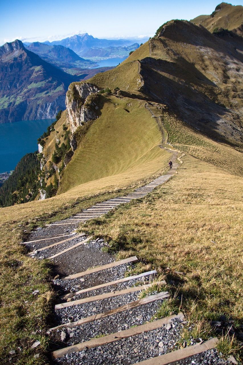 Ridge walk on Klingenstock with wooden base and view of Fronalpstock