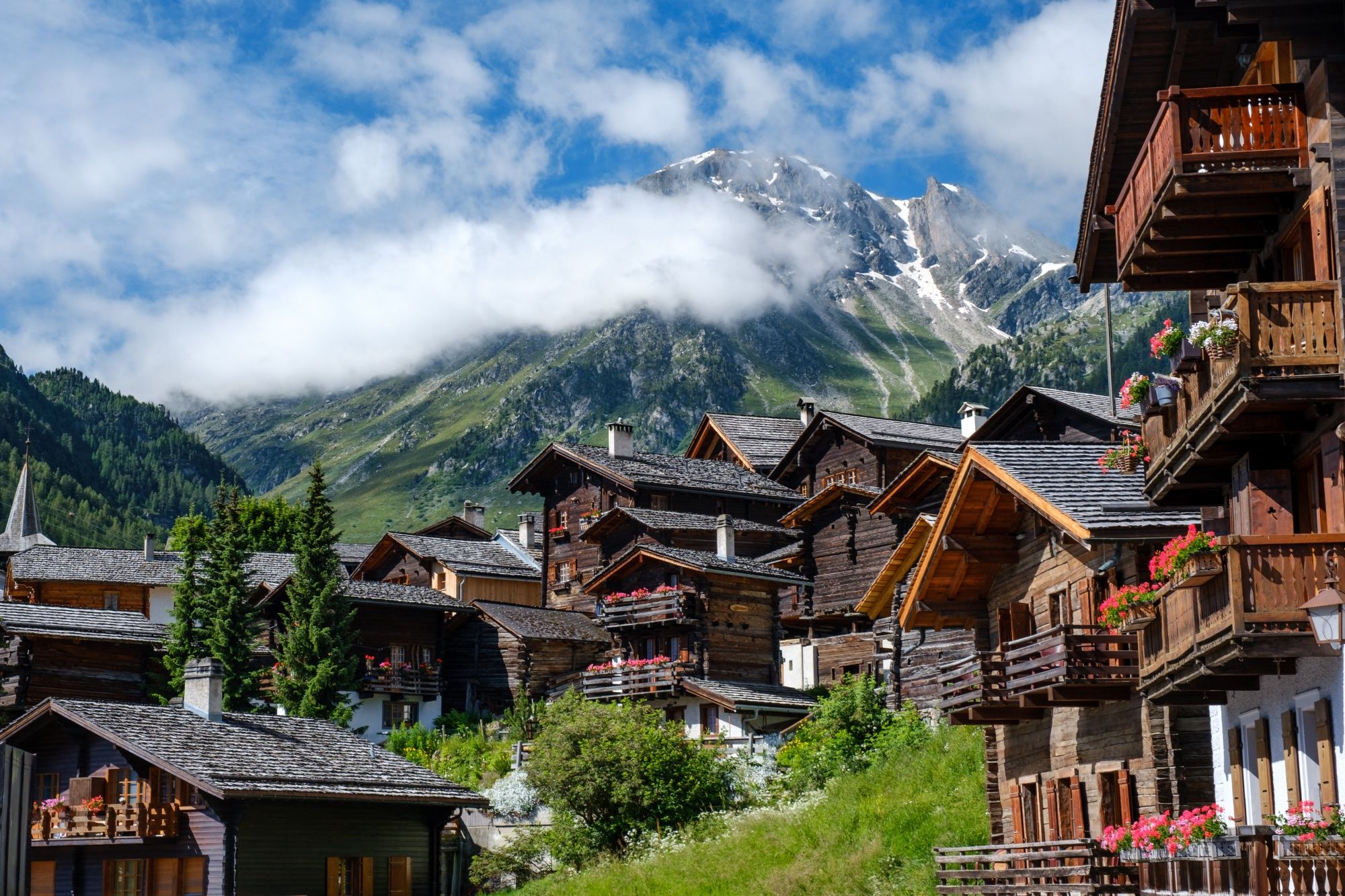 Grimentz: Smuk bjerglandsby med traditionelle chalets og imponerende bjerglandskab om sommeren.