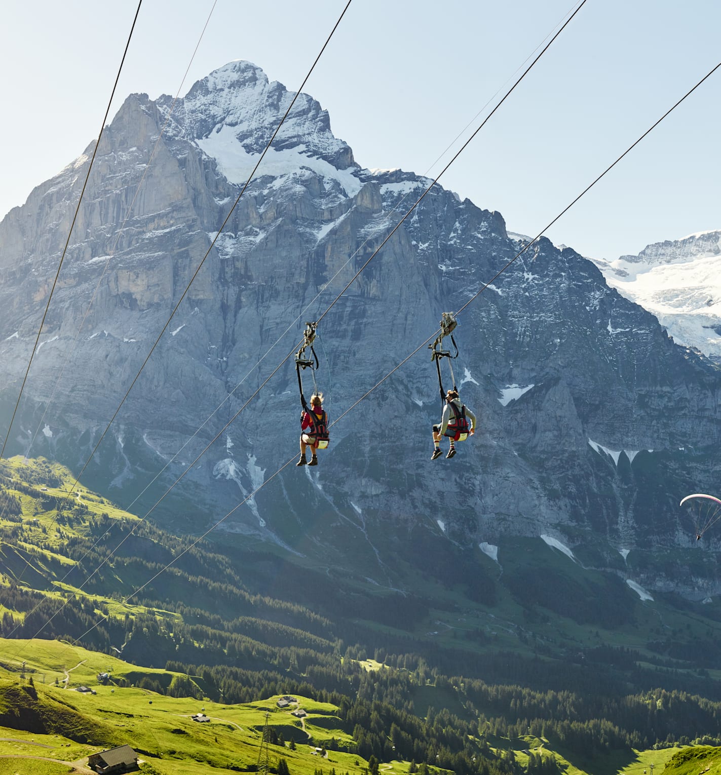 Grindelwald First Flieger mit Blick auf die Jungfrau, Sommer, zwei Personen in Kletterausrüstung