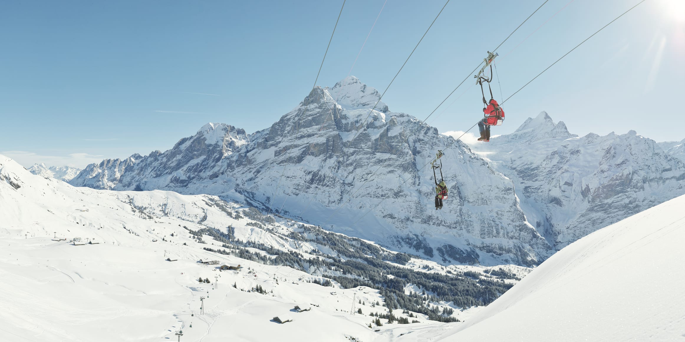 Grindelwald First Flieger im Winter über verschneite Berge.