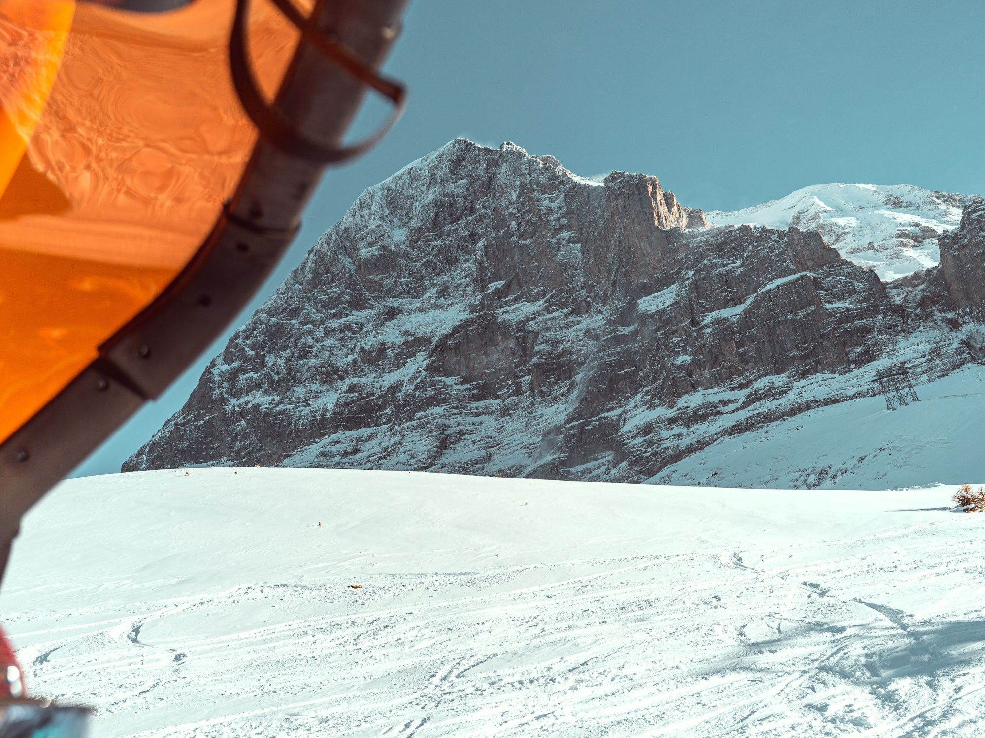 Faire du snowboard à Grindelwald, profiter des montagnes impressionnantes et de la neige, parfait pour des vacances d'hiver.
