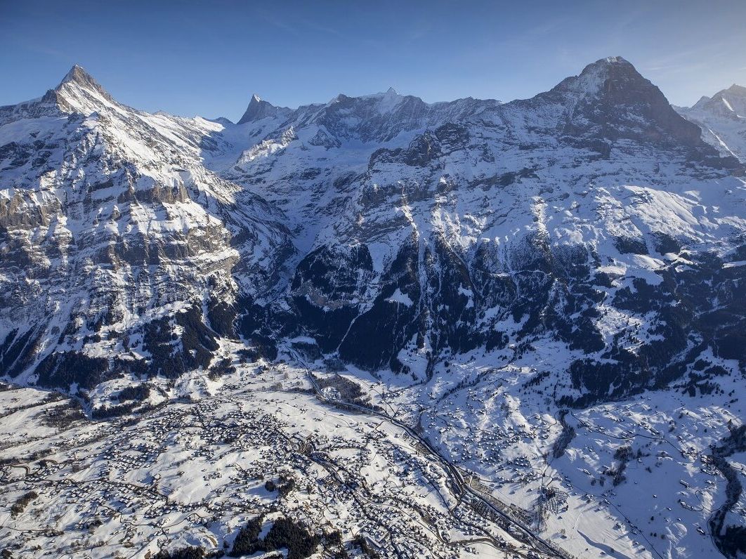 Grindelwald no inverno com montanhas cobertas de neve e visibilidade clara.
