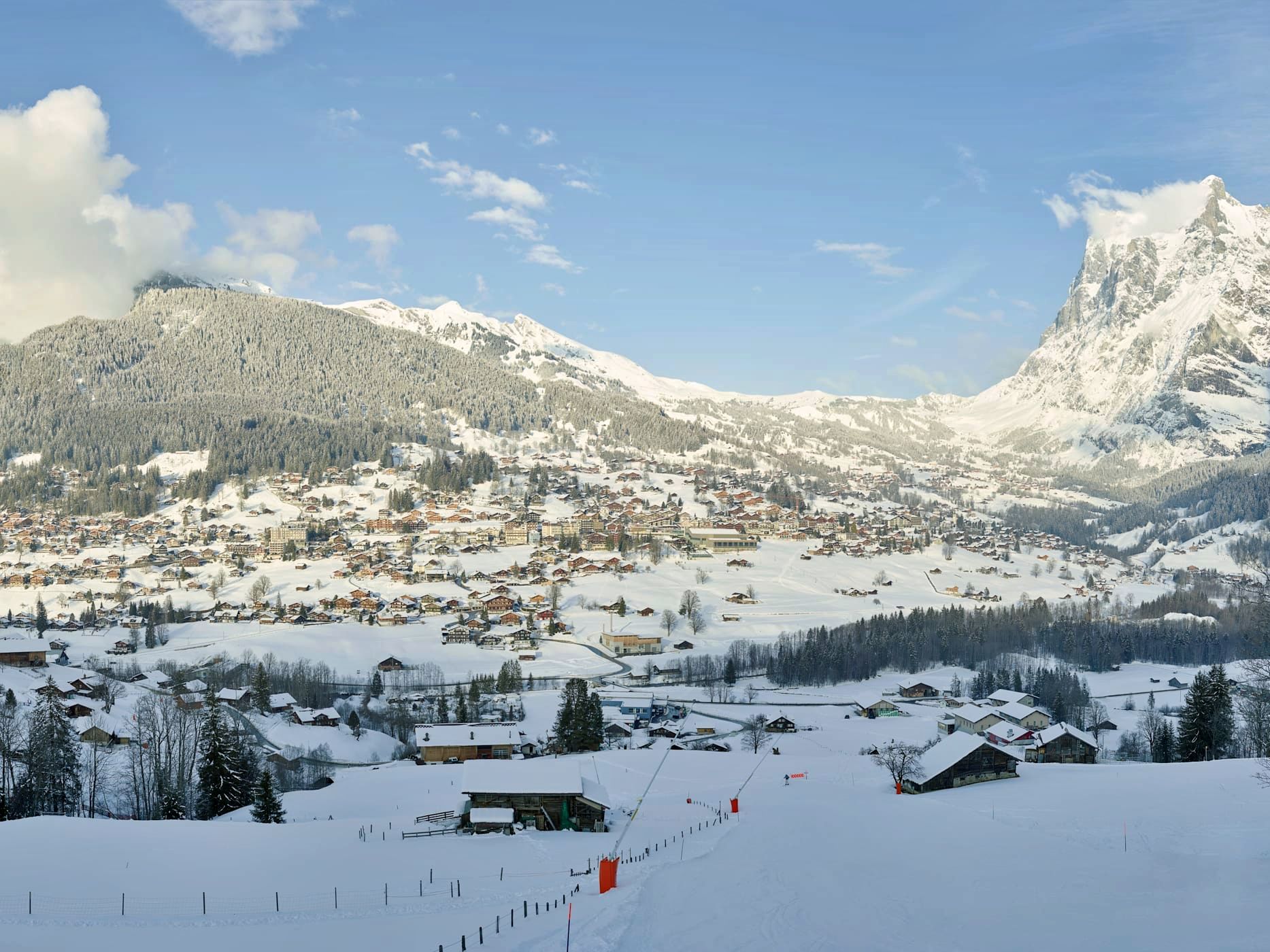 Grindelwald: Pemandangan Musim Dingin dengan Pegunungan Bersalju dan Pondok Menawan di Swiss
