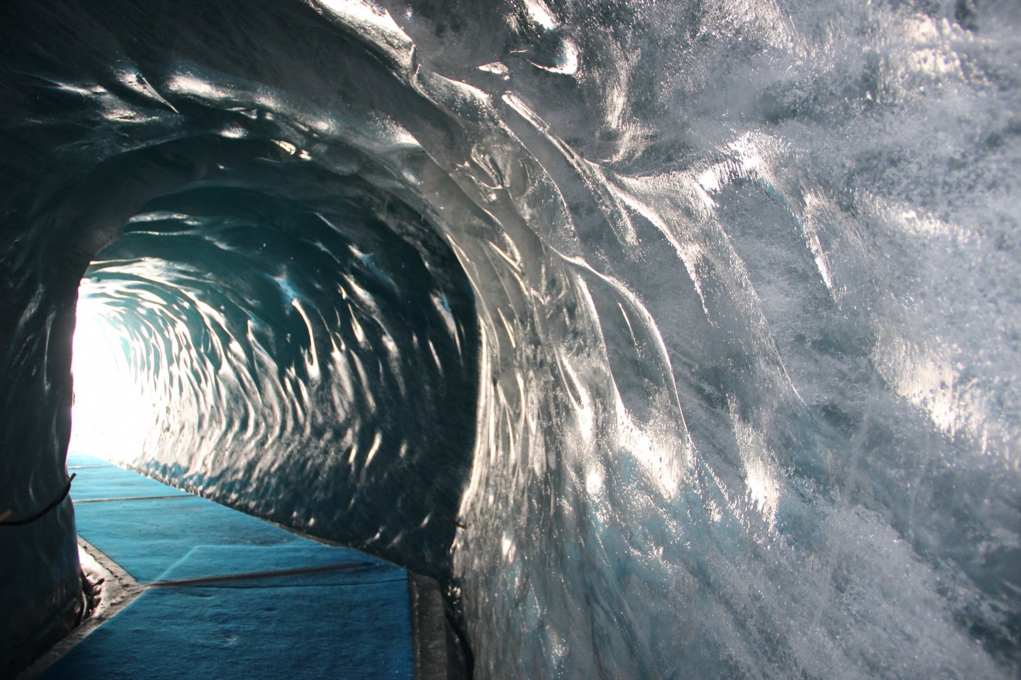 Grotte de Glace in Chamonix, eisige Tunnelstruktur, blaues Licht