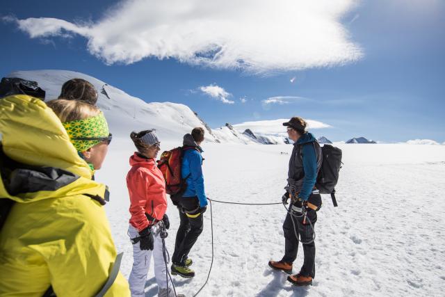 Hochtur til Breithorn: Bjergbestigere i farverige jakker, rebgruppe på sne