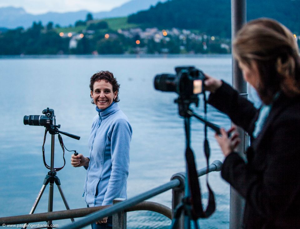 Cours de photographie Lucerne, personnes lors d'une prise de vue en plein air, surface de l'eau calme