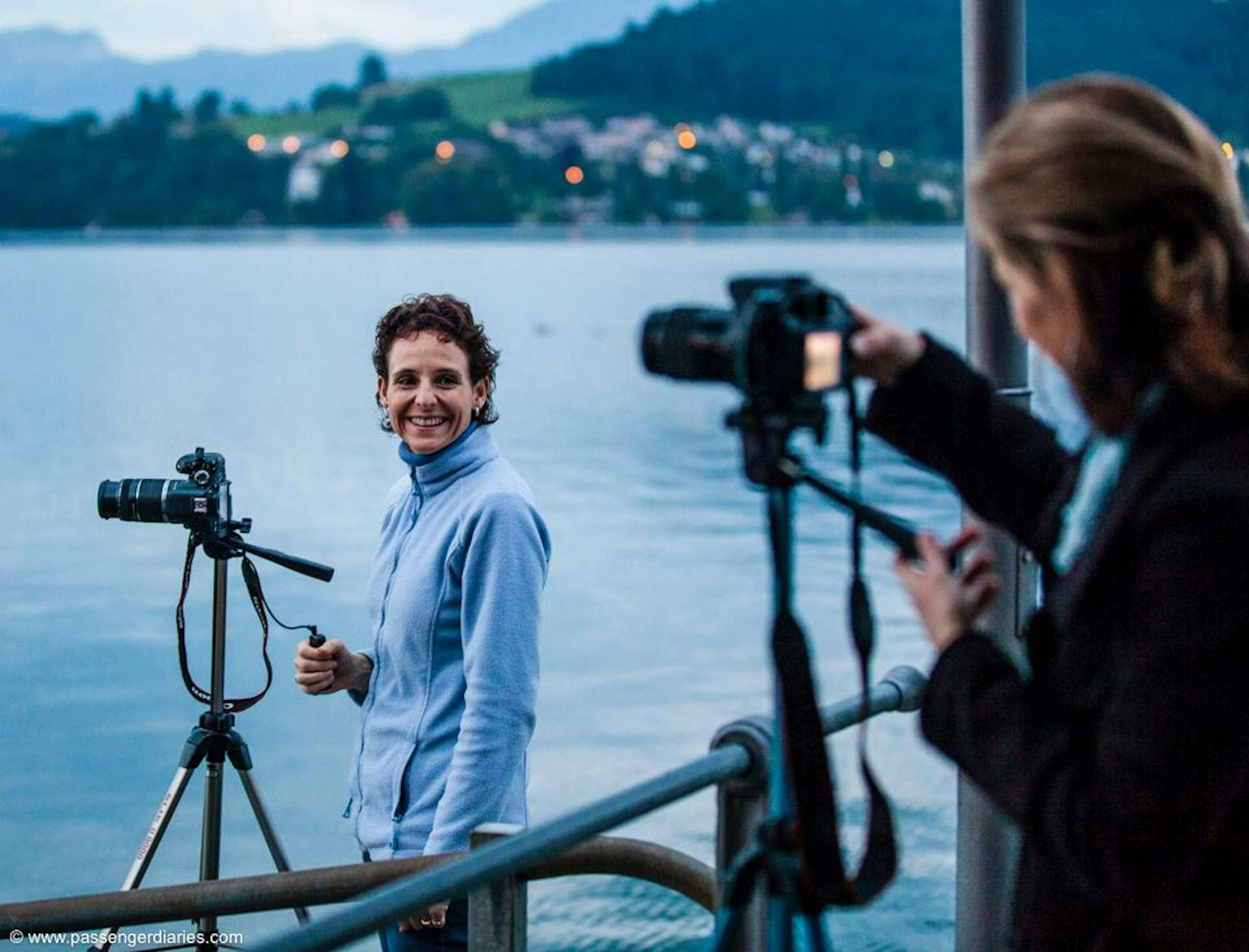 Cours de photographie à Lucerne. Débutants photographiant au bord du lac avec trépied.