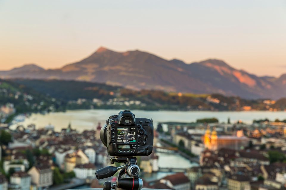 La caméra montre une vue de Lucerne et des montagnes avec un lac