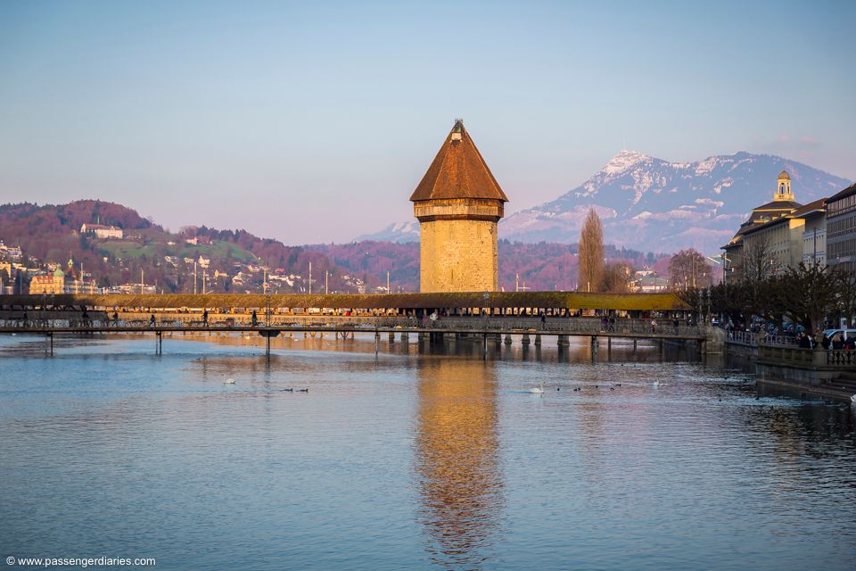 Pont de la Chapelle à Lucerne au crépuscule avec des couleurs réfléchissantes