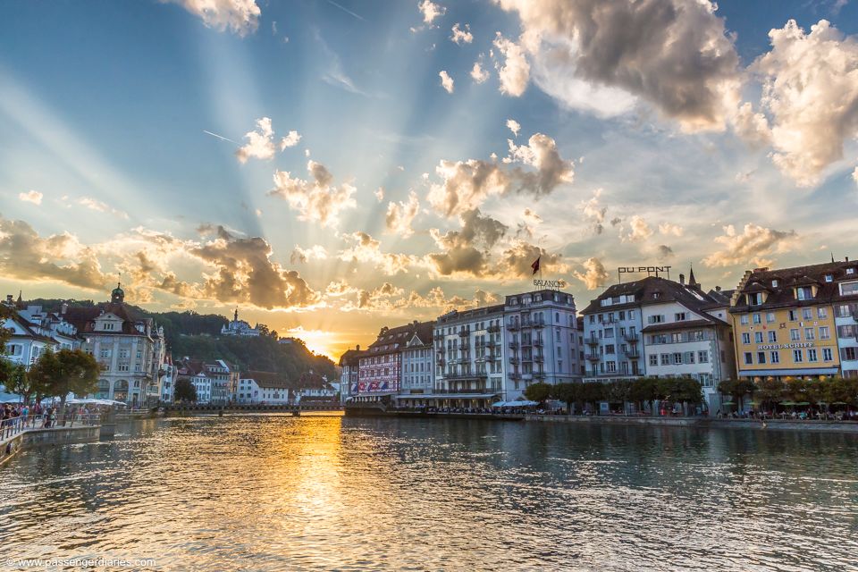 Cours de photographie à Lucerne au coucher du soleil avec des nuages et de l'eau.