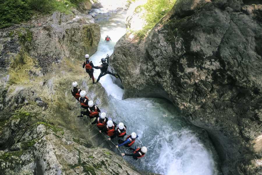 Canyoning Saxetenschlucht: grupo de principiantes en el agua con equipo