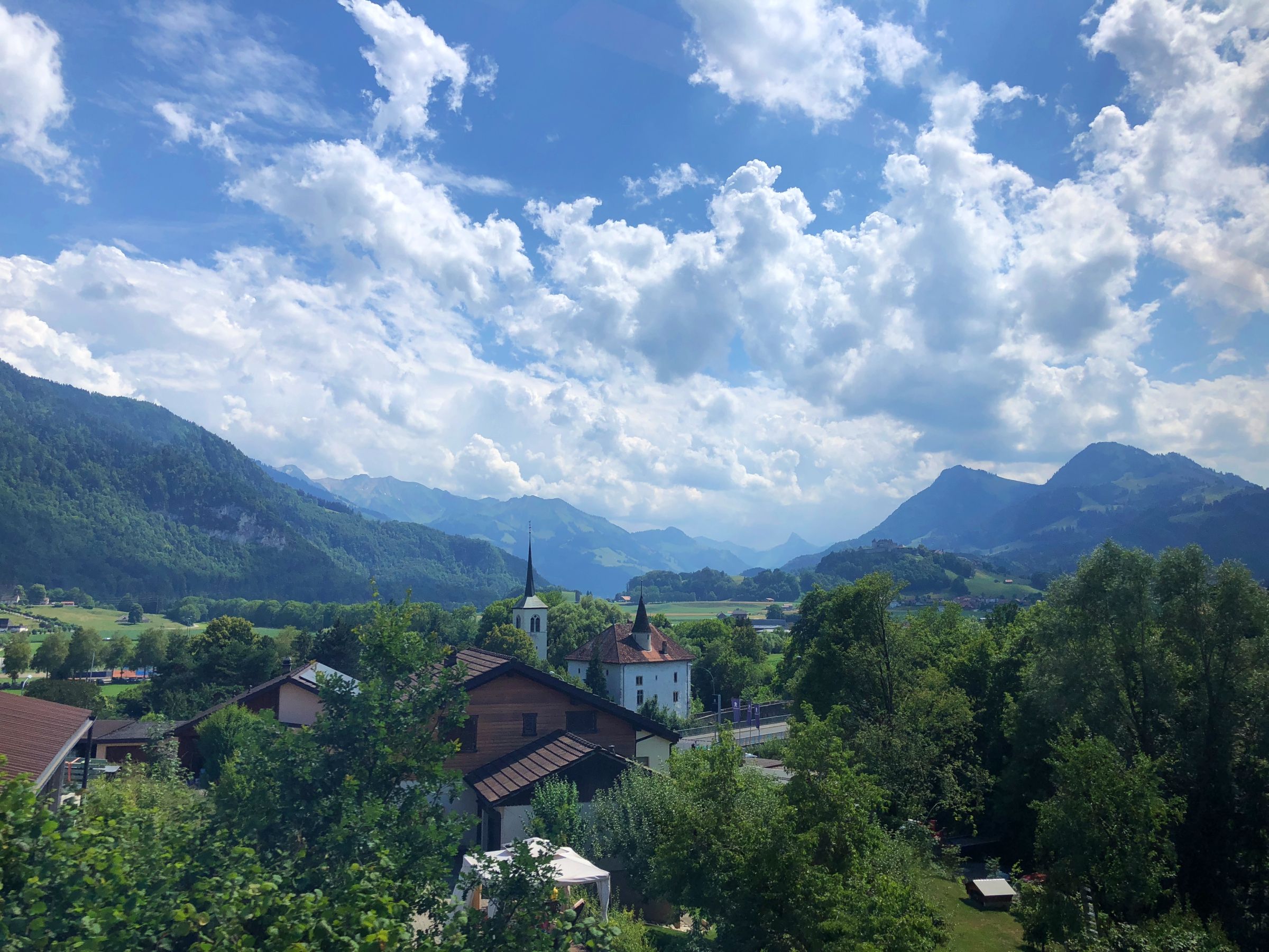 Gruyères: peisazhe idilik me male, livadhe dhe ndërtesa historike në verë