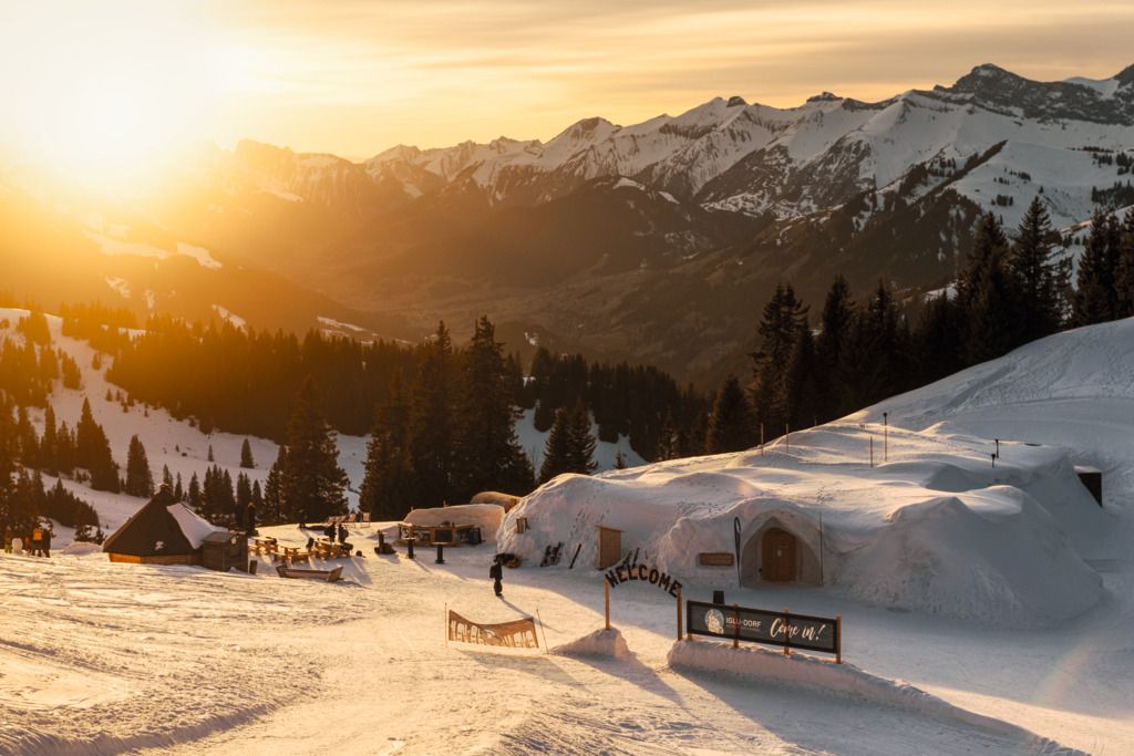 グシュタードのアイグル・ドルフ、夕日、雪、山。