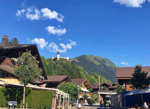 Gstaad avec vue sur la montagne et ciel bleu