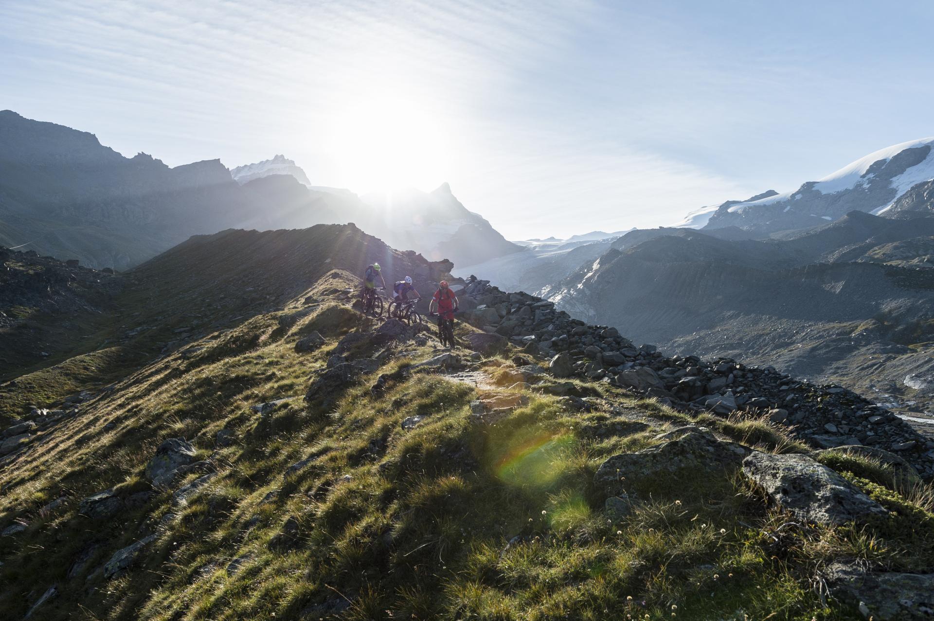骑行山地自行车：在夏天的山间令人惊叹的道路上探索大自然。