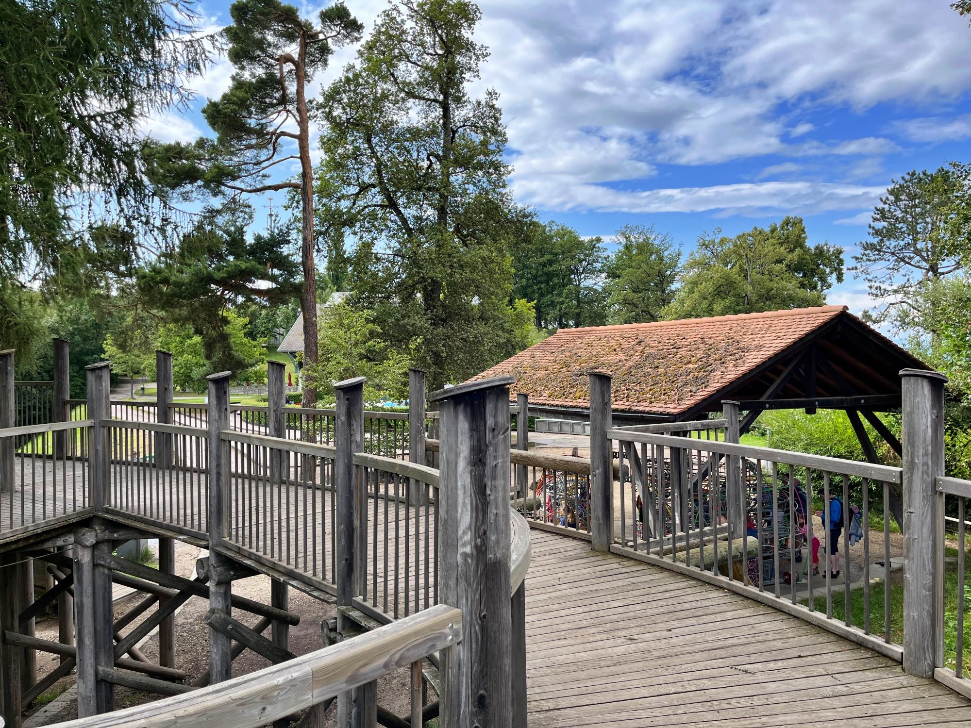 Gurten: Erlebe die wunderschöne Umgebung mit Holzwegen und viel gruen. Perfekt für Spaziergaenge!
