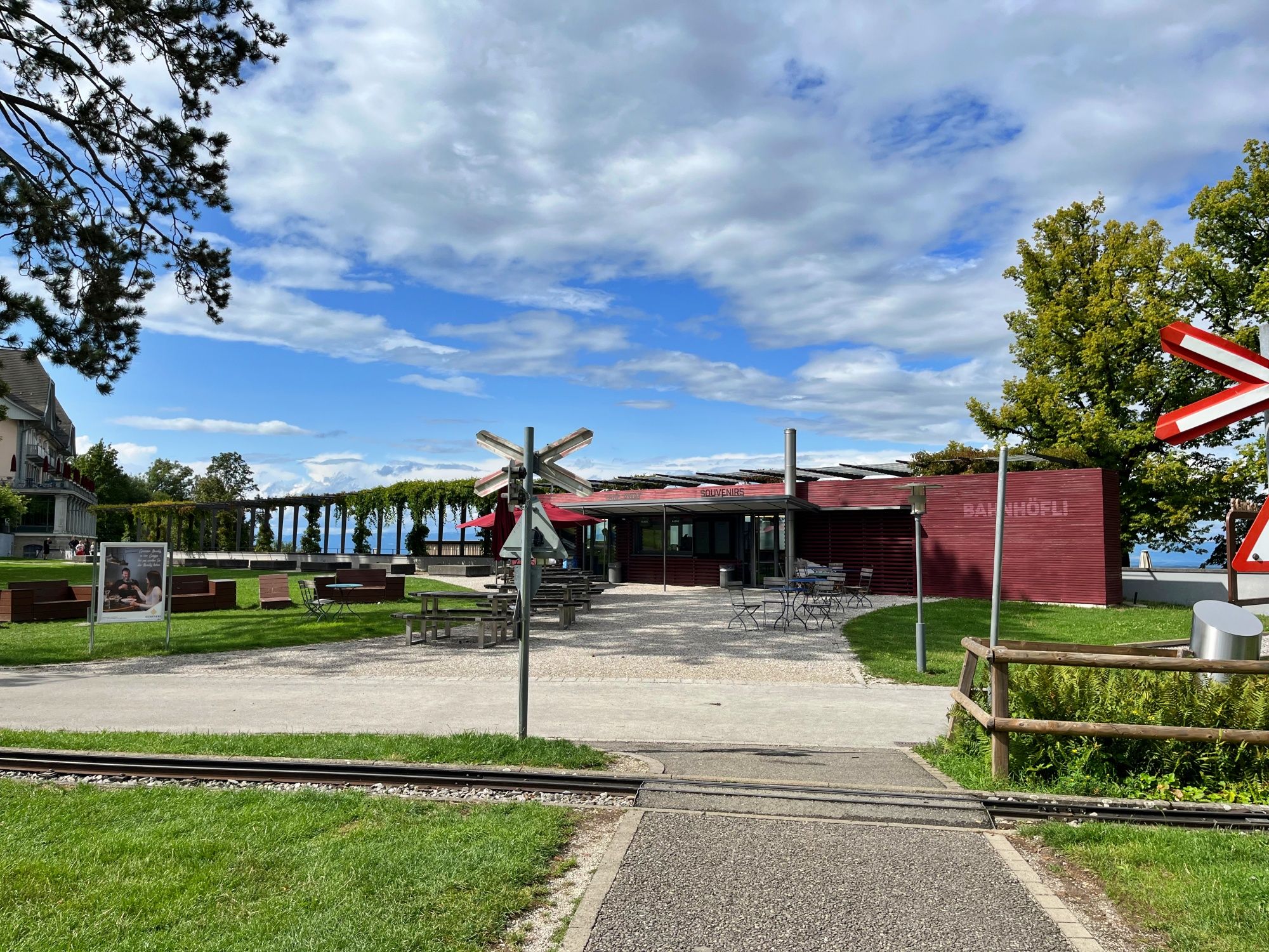 Gurten: Restauranten Bahnhof ved Gurten på en klar dag med udsigt over naturen.
