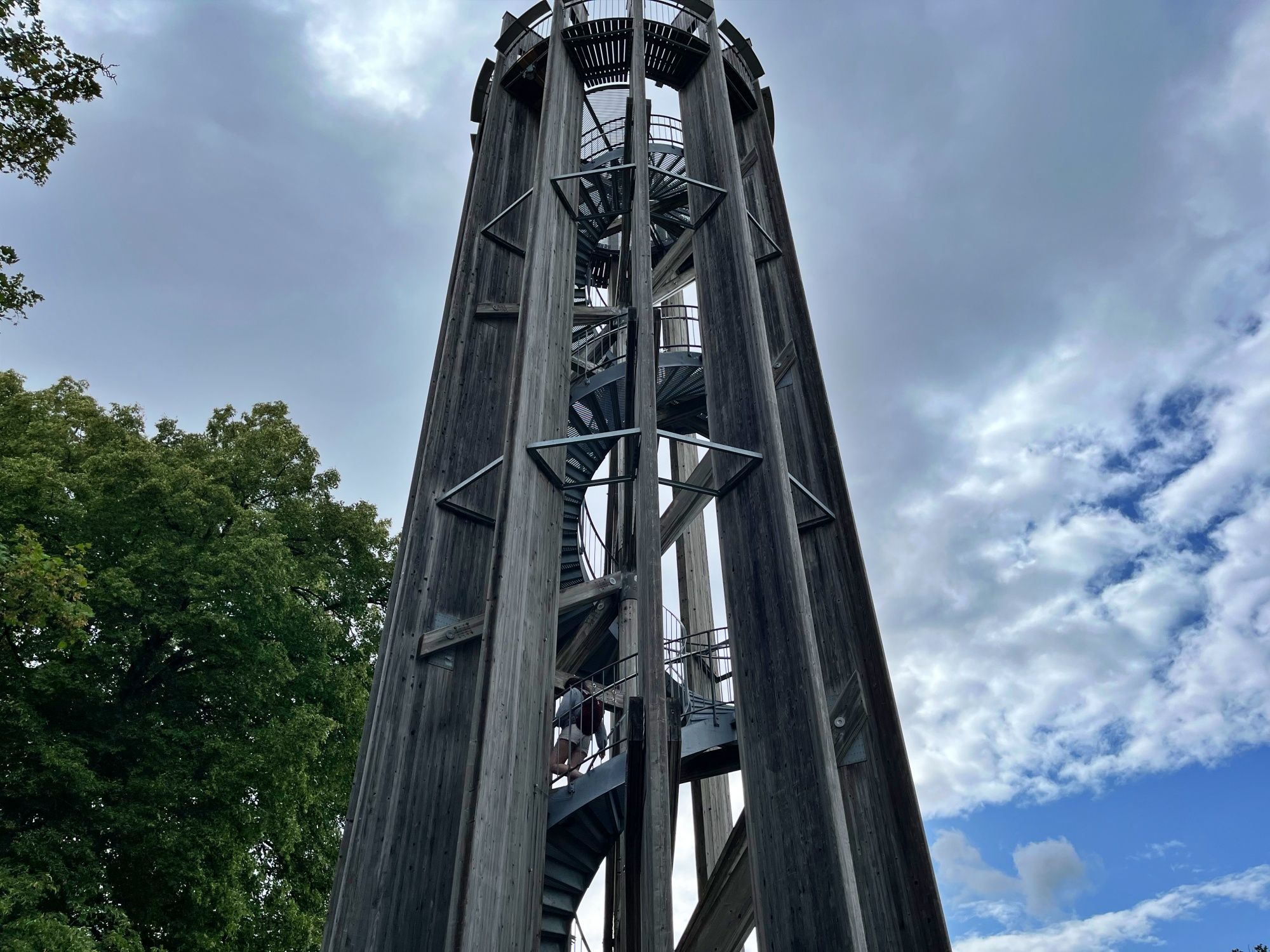 Menara Gurtenturm: Nikmati pemandangan dari menara di tengah pokok dan alam semula jadi.