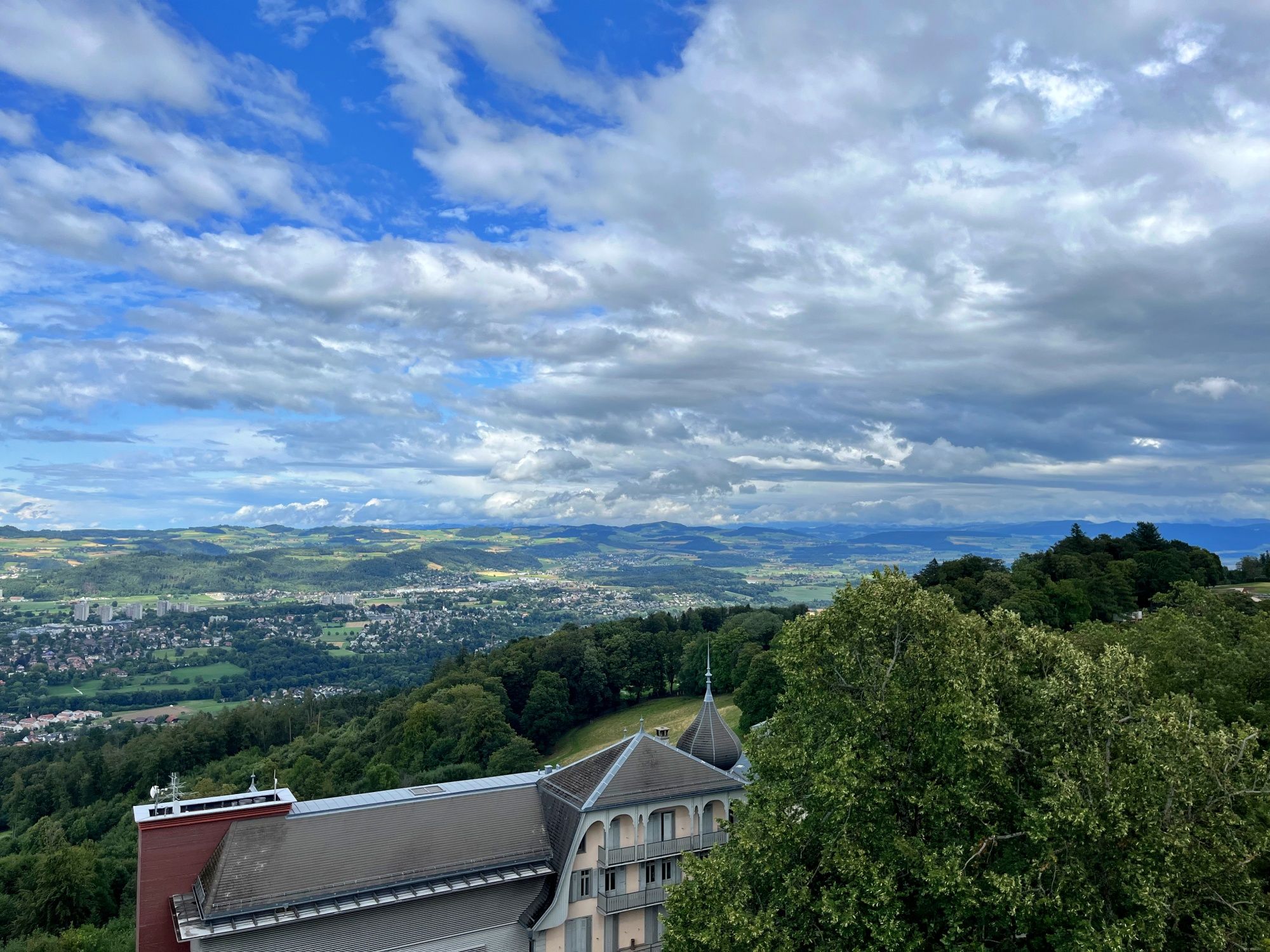 Gurten: Udsigt fra Gurten-tårnet over Bern og den omkringliggende natur om sommeren.