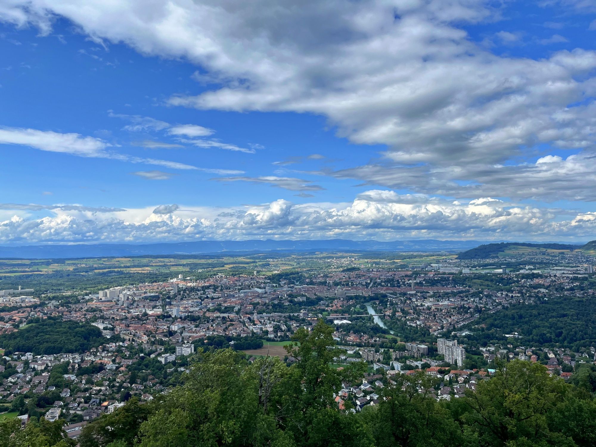 Udsigt fra Gurten: Panoramablik over Bern og Alperne, perfekt for naturelskere.