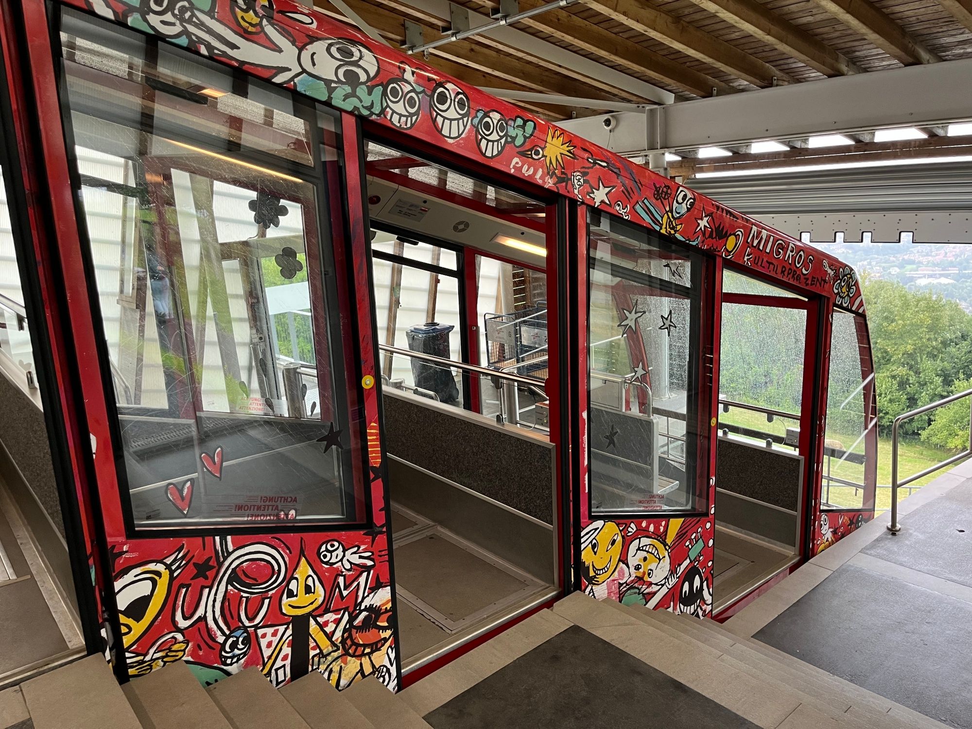 Gurtenbahn: Kereta kabel yang menawan di Bern dengan reka bentuk kreatif dan pemandangan indah ke landskap.