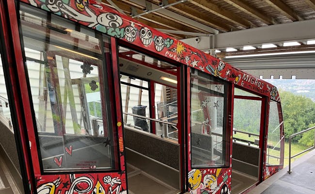 Gurtenbahn: Schilderachtige bergbaan in Bern met creatieve vormgeving en een prachtig uitzicht op het landschap.