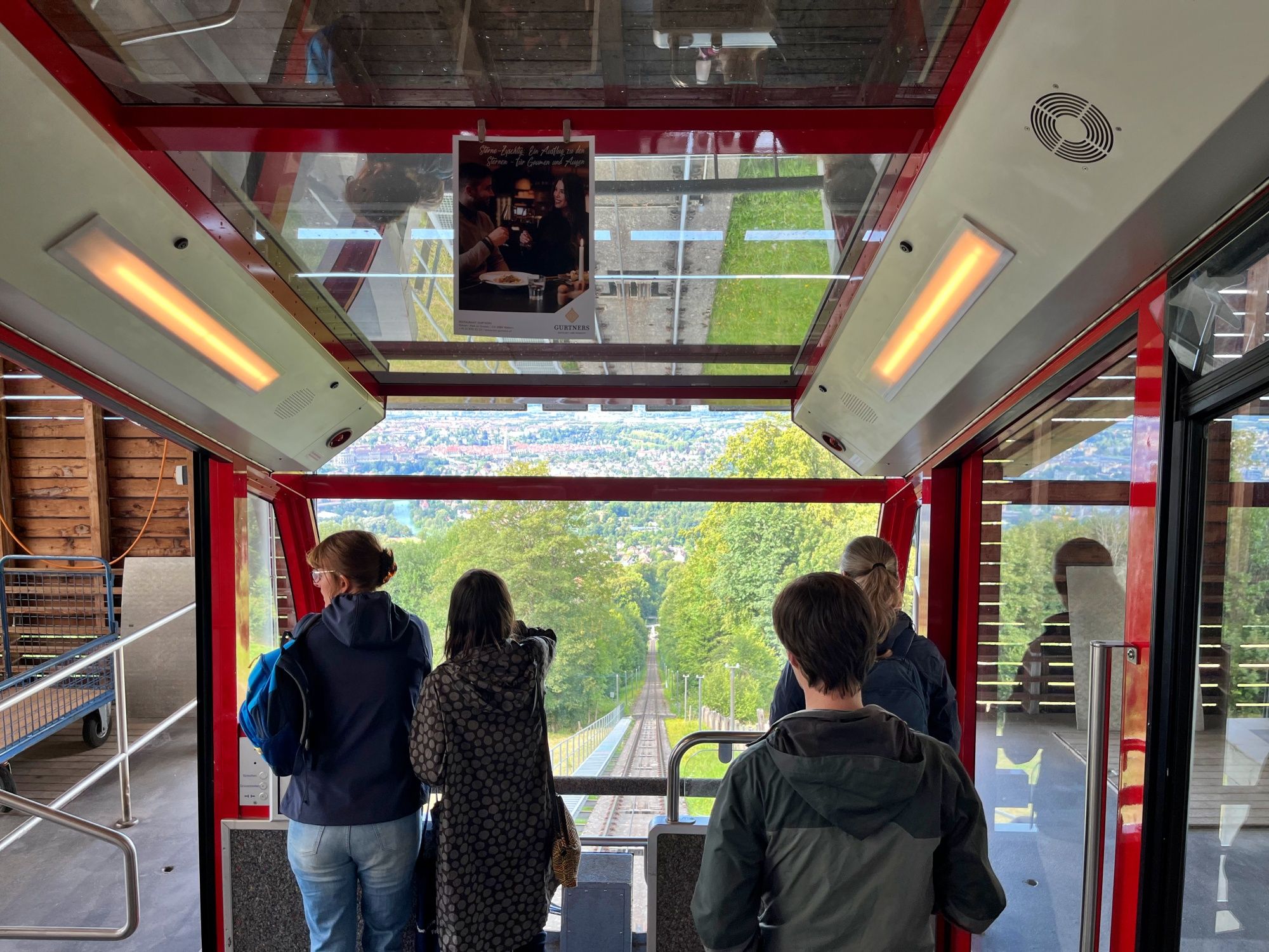 Gurtenbahn: Blick auf die Stadt Bern bei der Fahrt mit der Gurtenbahn im Sommer.