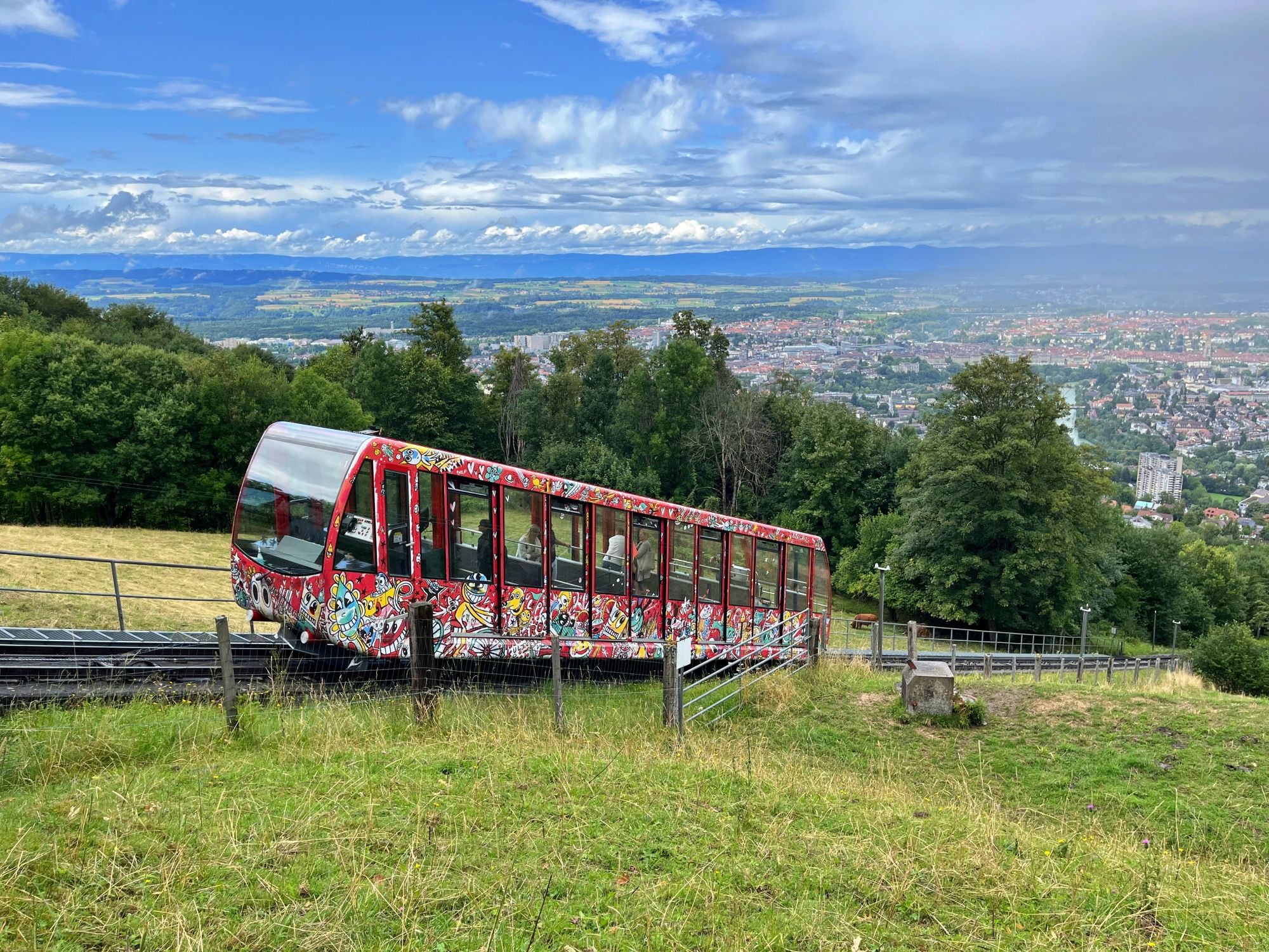 Gurtenbahn: กระเช้าลอยฟ้าหน้าเมืองเบิร์นที่มีวิวทิวทัศน์เมืองและภูเขา มาสัมผัสธรรมชาติในสวิตเซอร์แลนด์กันเถอะ