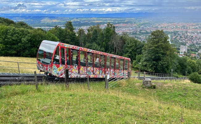 Gurtenbahn : Téléphérique près de Berne avec vue sur la ville et les montagnes. Découvre la nature en Suisse.