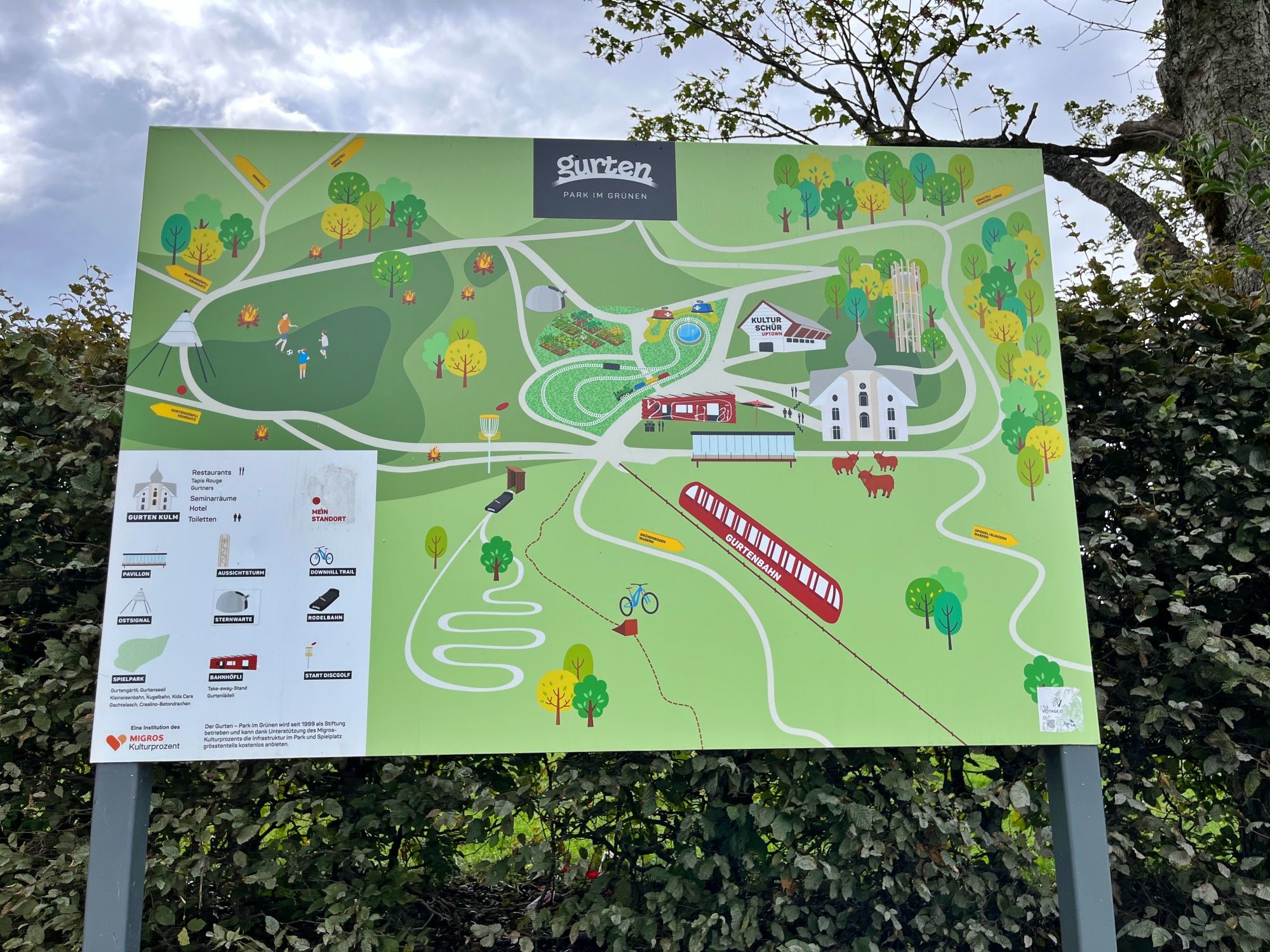Gurten: Papan maklumat dengan peta dan tarikan rekreasi di Bern untuk pengunjung di Gurten.