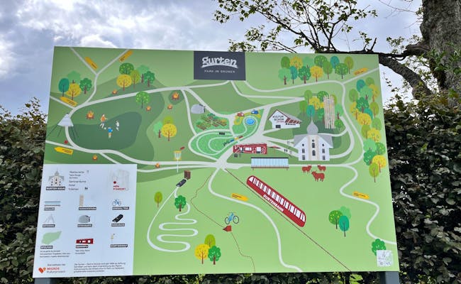 Gurten: Informatiebord met kaart en recreatieaanbiedingen in Bern voor bezoekers op de Gurten.